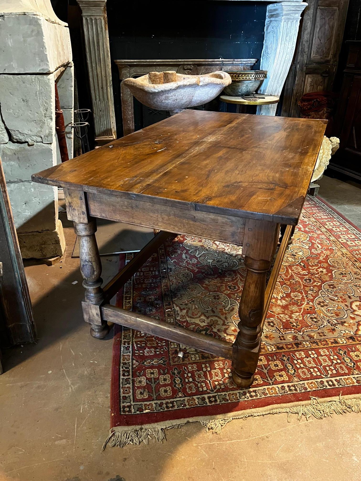 Table en noyer avec commode et pieds tournés, Italie en vente 2