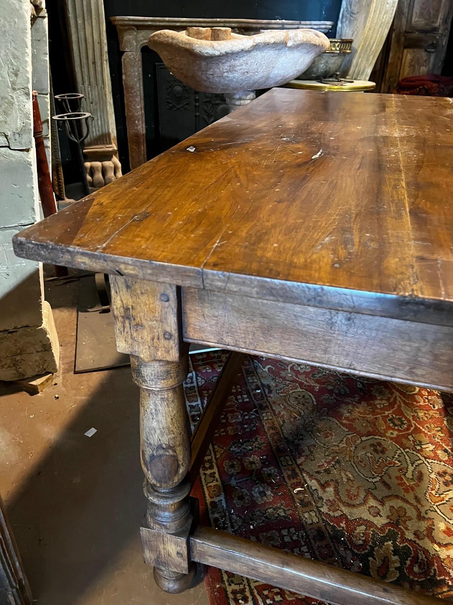 Table en noyer avec commode et pieds tournés, Italie en vente 3