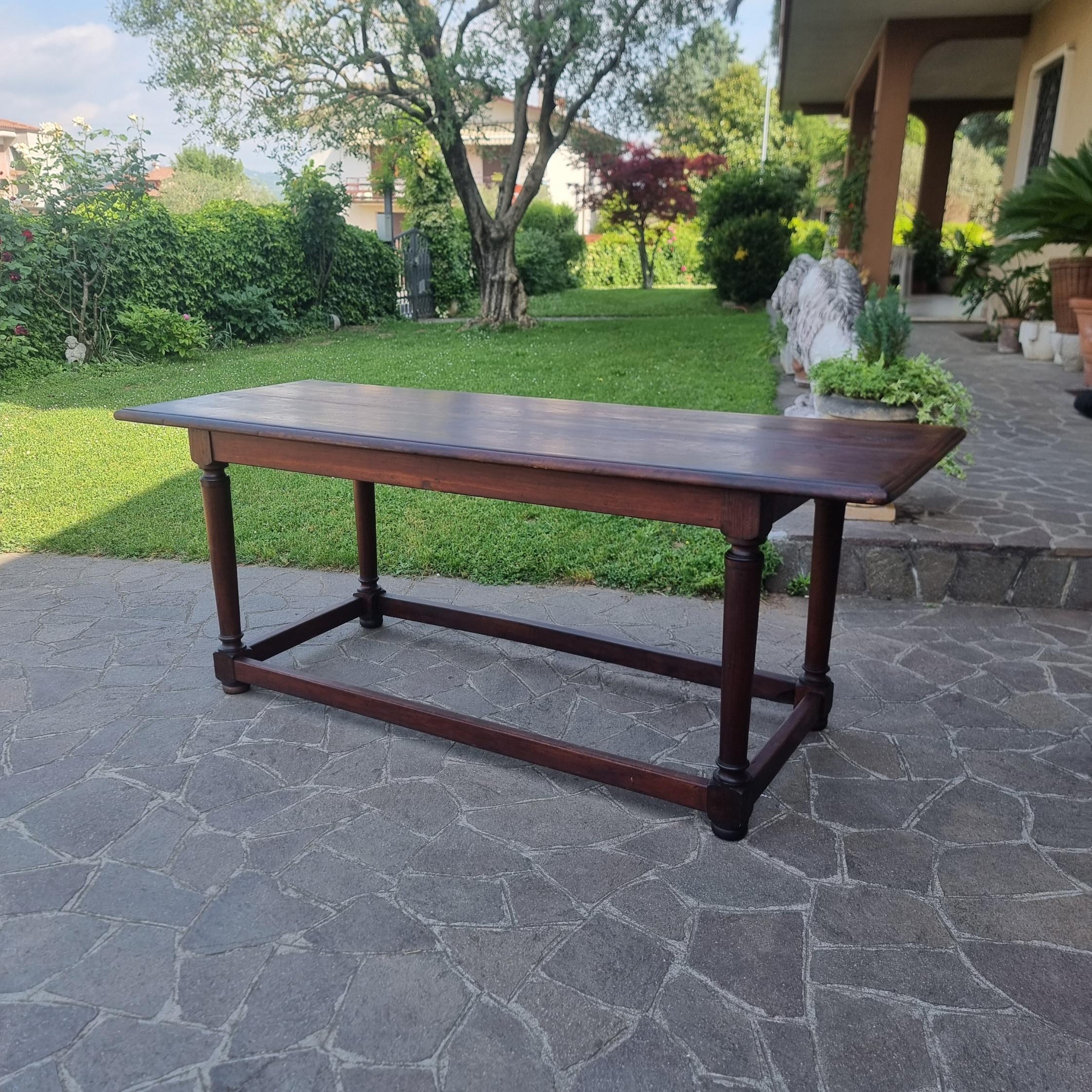 La mesa de nogal Direttorio de Lombardía, de finales del siglo XVIII, es un auténtico testimonio de la elegancia atemporal del diseño italiano. Este mueble imponente y refinado representa una combinación perfecta de estética clásica y solidez