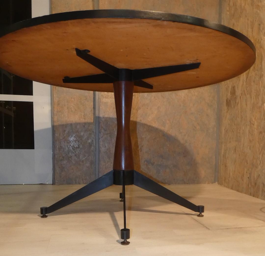 Tavolo anni '50.
Le tavolo possède un piano en masse rivalisant avec le Nero mat, la table centrale possède un support en Palissandro tandis que la base est en métal avec des pieds en ottone.
Questo tavolo è in perfette condizioni, sia estetiche che
