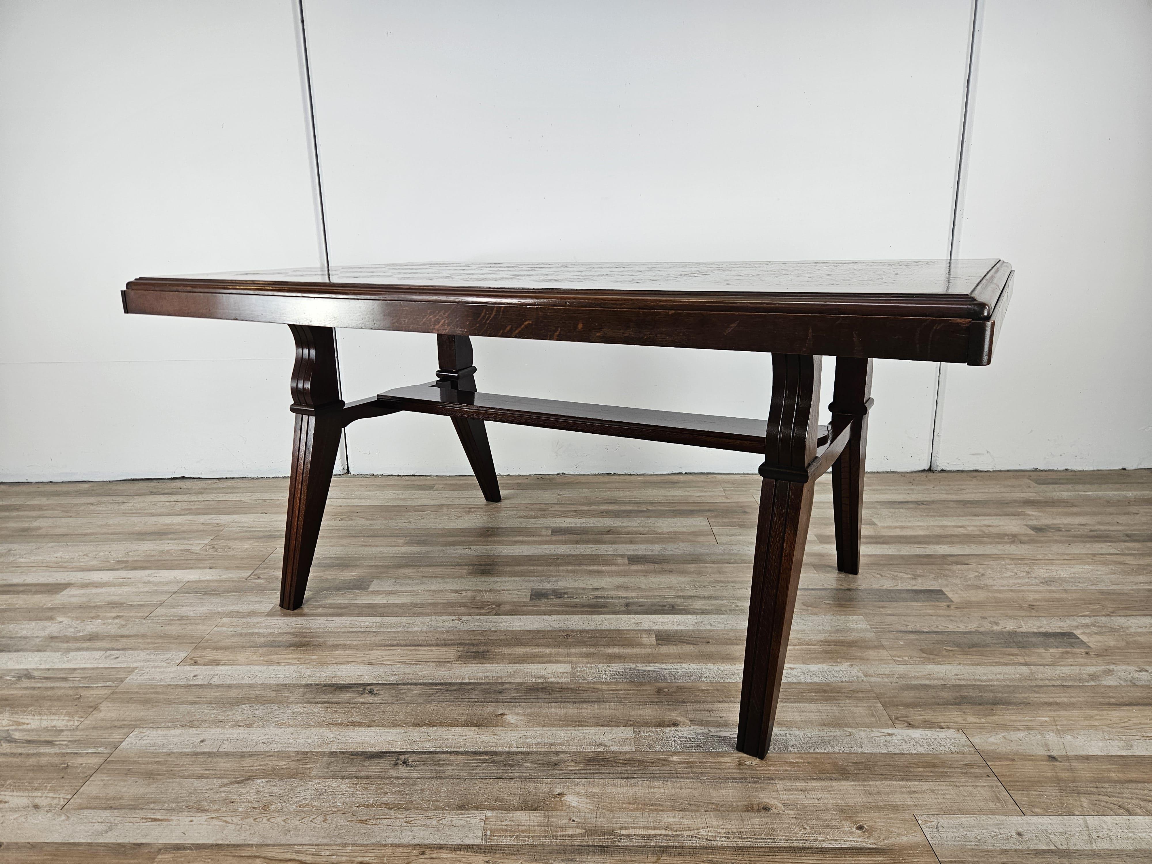 Tavolo in legno di rovere anni '50 con prolunghe laterali in legno dolce.

Molto particolare per il gioco geometrico sulla superficie e per le misure contenute che lo rendono collocabile in qualsiasi spazio.

Il tavolo è stato lucidato ad olio ed è