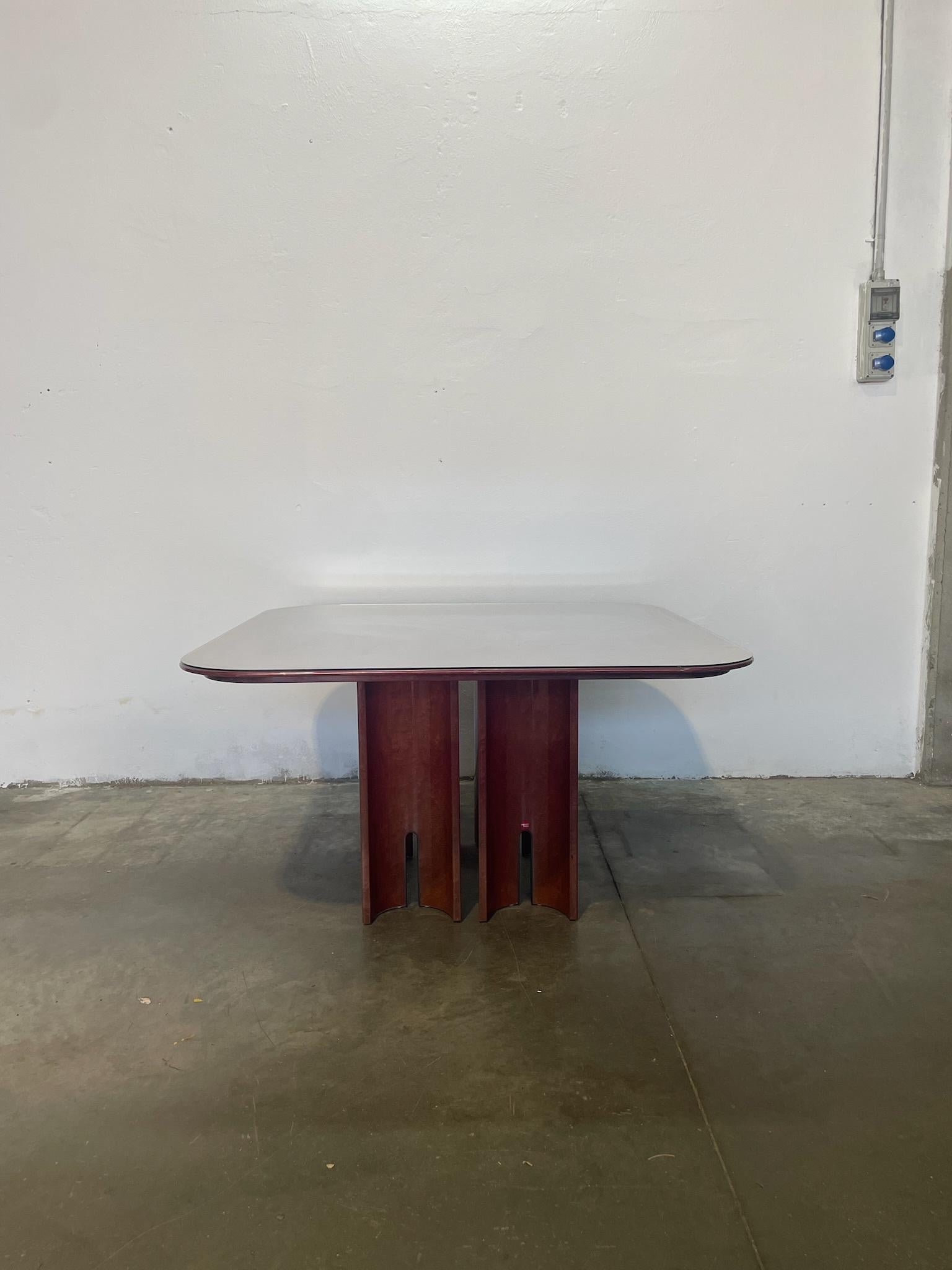 Tavolo Quadrato: Dimensioni 130 cm (lunghezza) x 130 cm (larghezza) x ca. 73 cm (altezza, Standard für Tavoli da pranzo). Das Gestell wurde aus einem robusten Holz, wahrscheinlich aus Massivholz oder Kunststoff, gefertigt, das innen mit roter Farbe