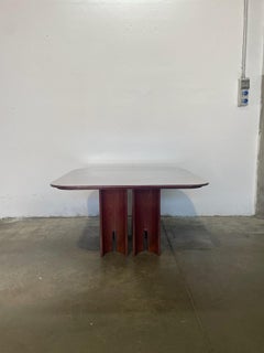 Tavolo in radica rossa di Giovanni Offredi per Saporiti Italia