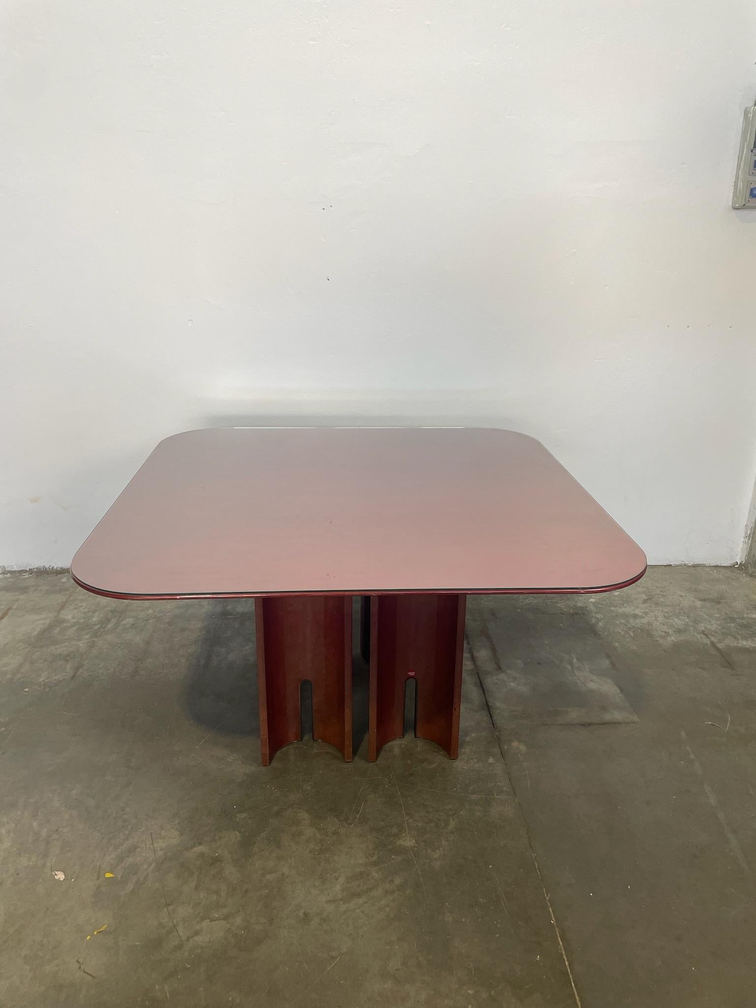 Tavolo in radica rossa di Giovanni Offredi per Saporiti Italia (Moderne der Mitte des Jahrhunderts) im Angebot