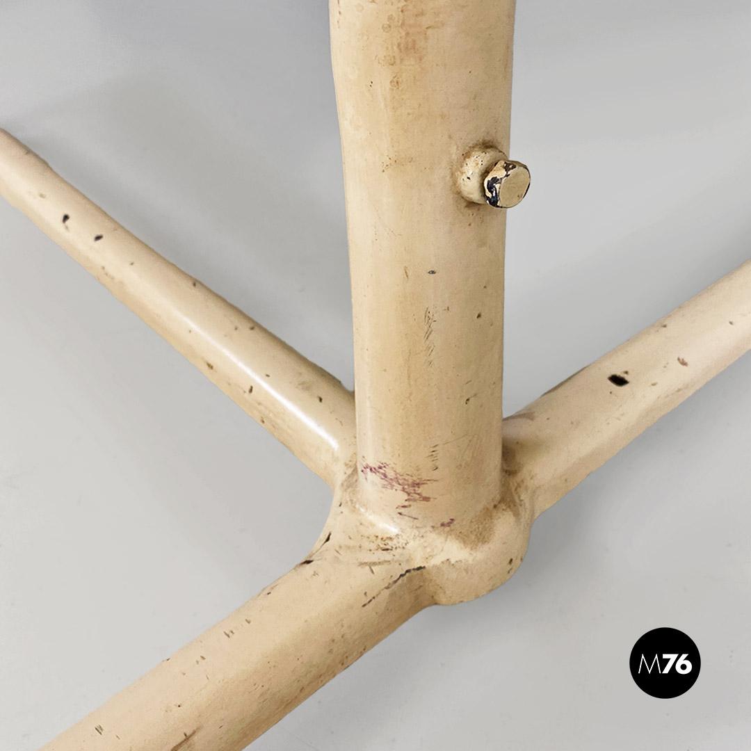 Table à dessin ou table de travail industrielle avec structure en métal tubulaire émaillé blanc, avec pied à trois branches, en forme de 