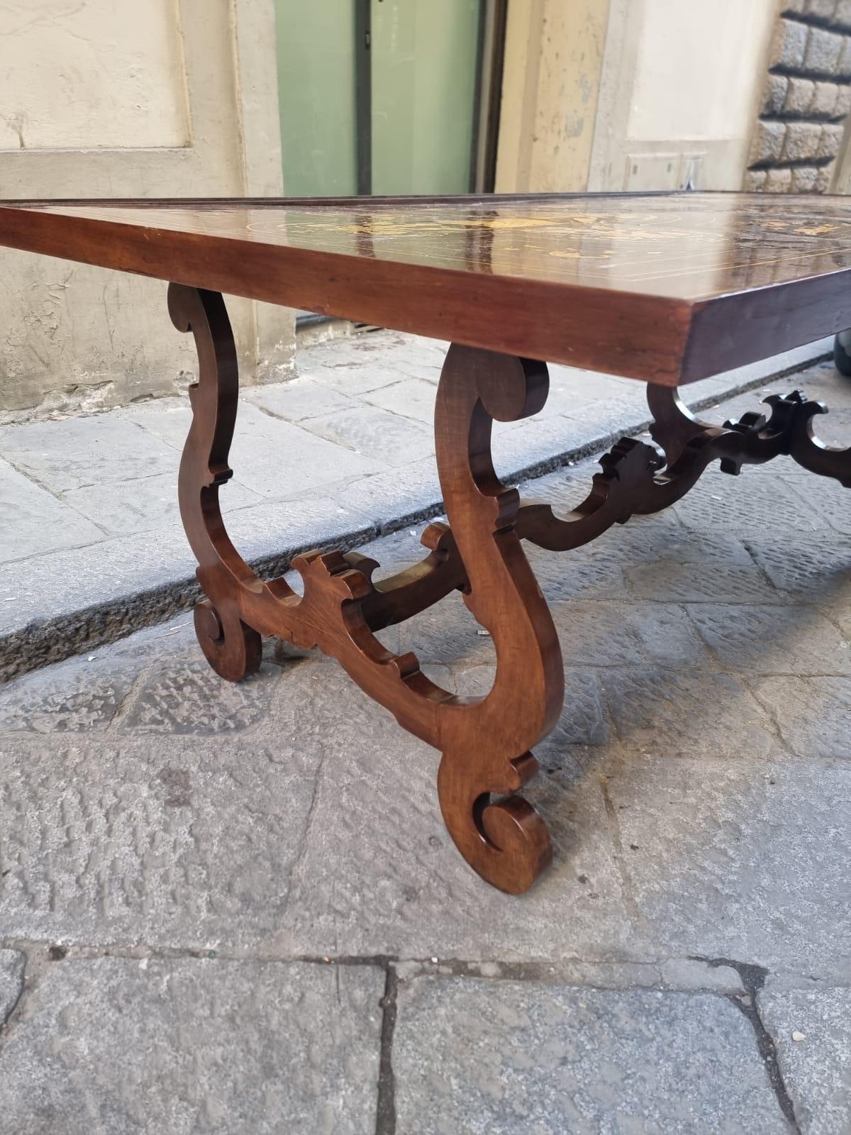 Florence capital inlaid walnut table  In Good Condition For Sale In Firenze, IT
