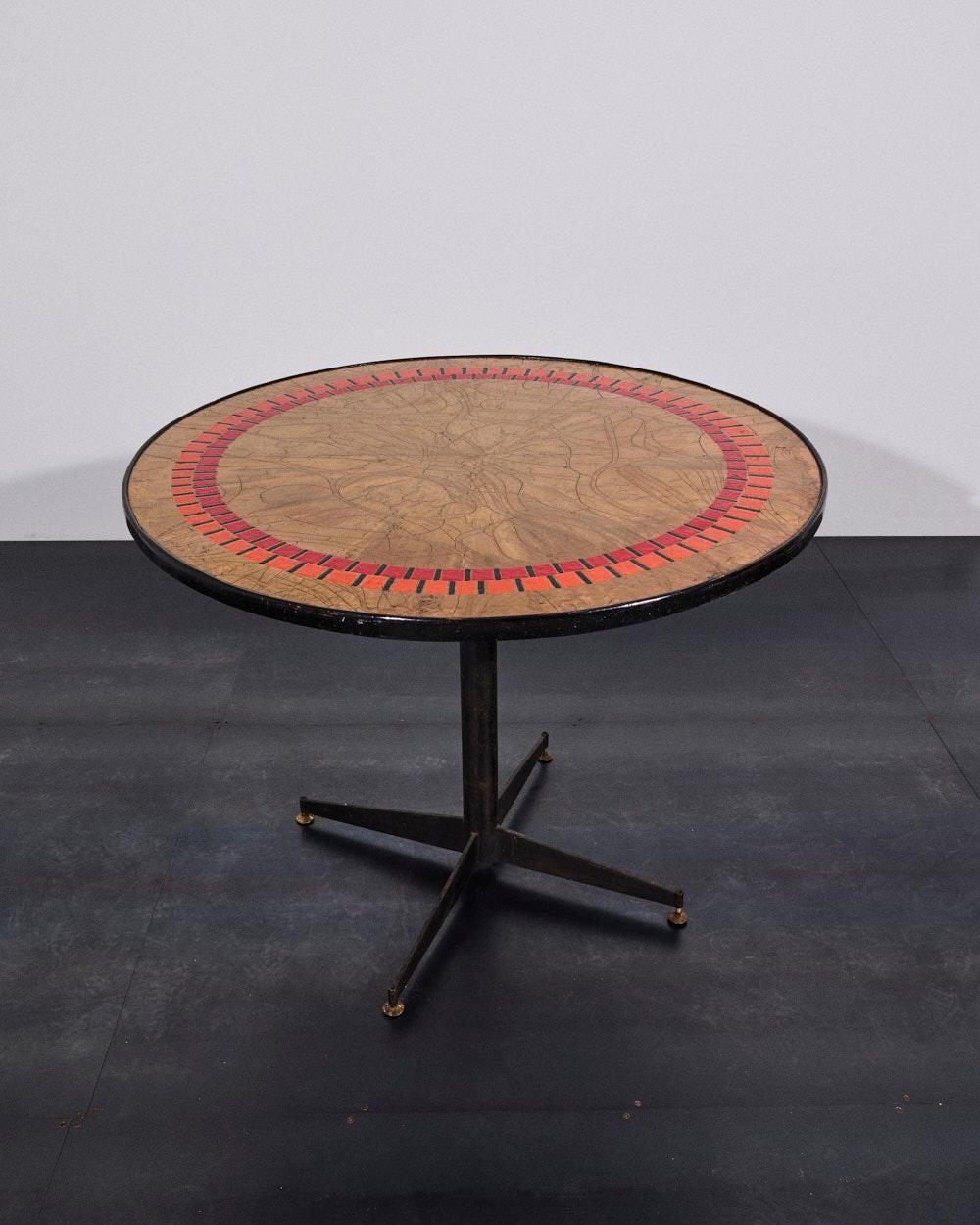 Mid-Century Modern Table italienne des années 1950 avec plateau en cuivre émaillé