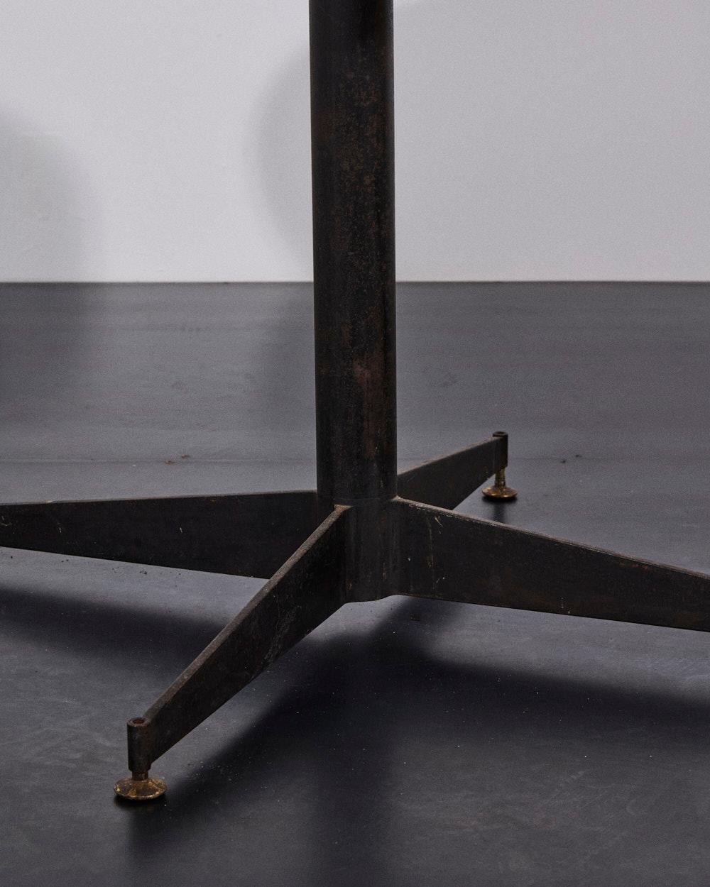Émaillé Table italienne des années 1950 avec plateau en cuivre émaillé
