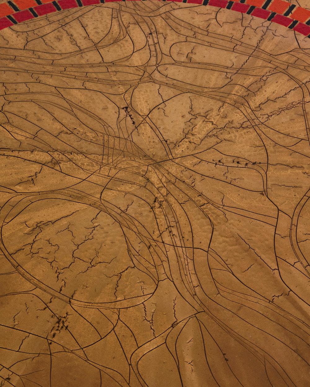 Table italienne des années 1950 avec plateau en cuivre émaillé 2