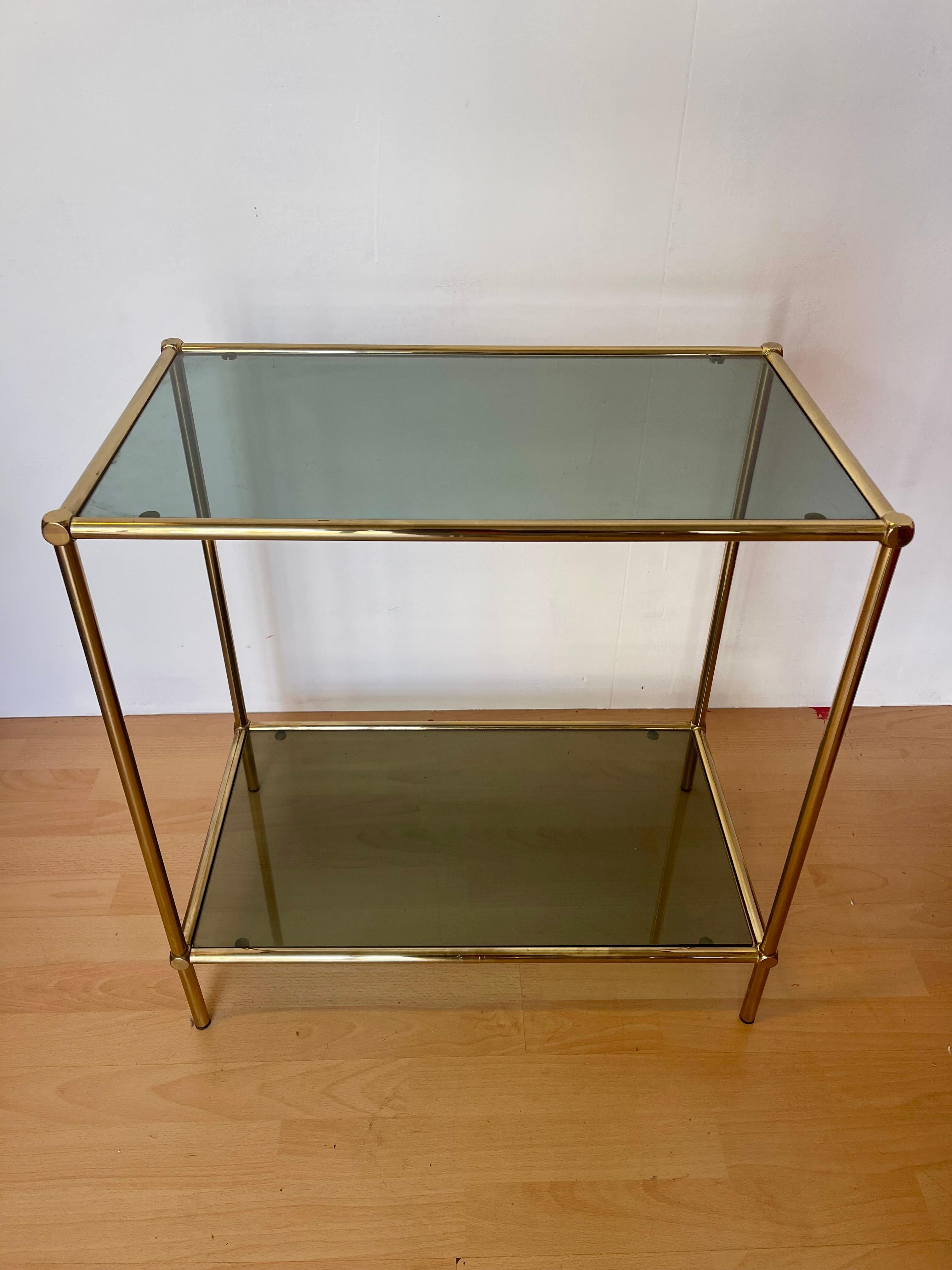 Italienischer Tisch aus Messing und Glas aus den 1990er Jahren (Handgefertigt) im Angebot