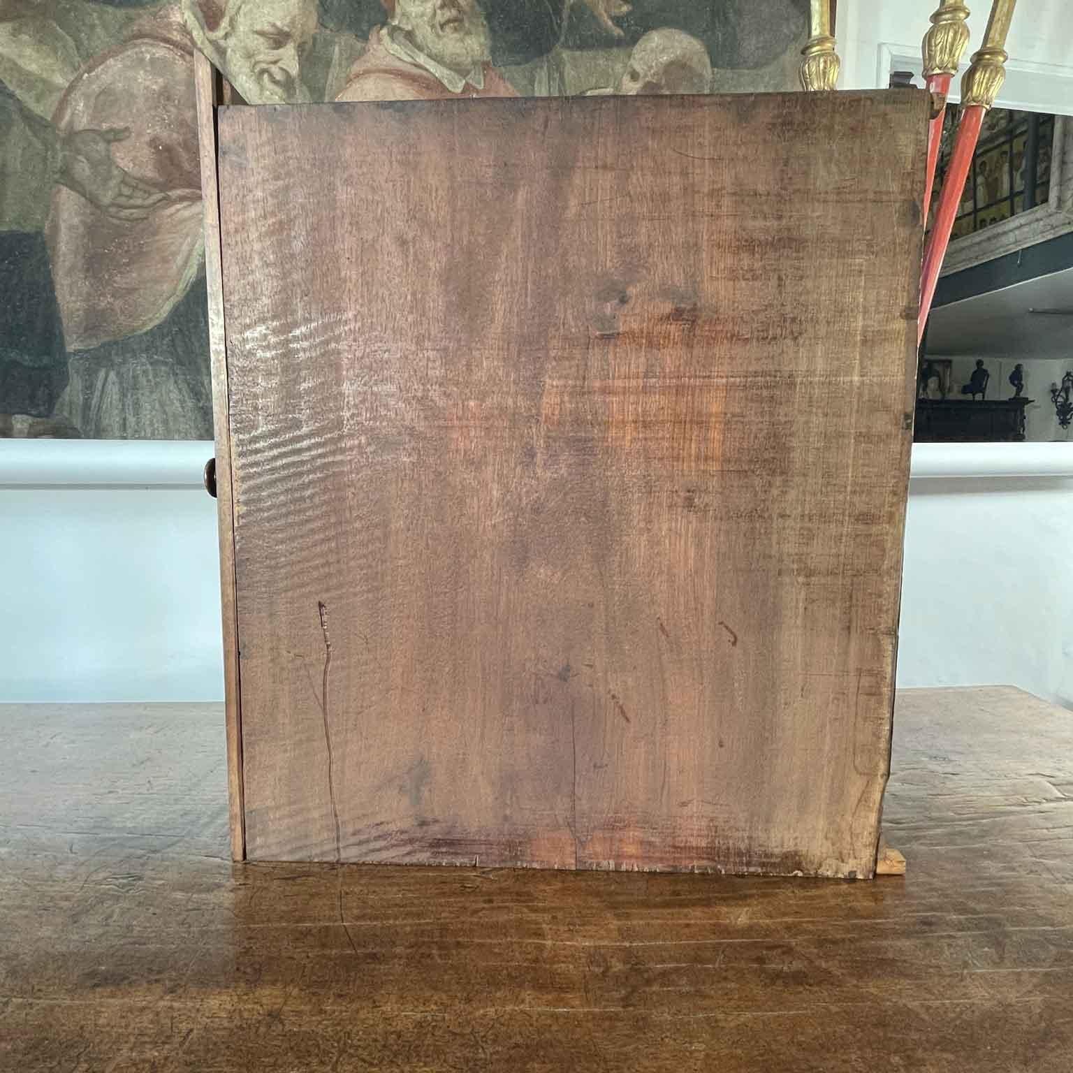 Table de bureau italienne en noyer avec tiroirs Renaissance Revival 19ème siècle en vente 6