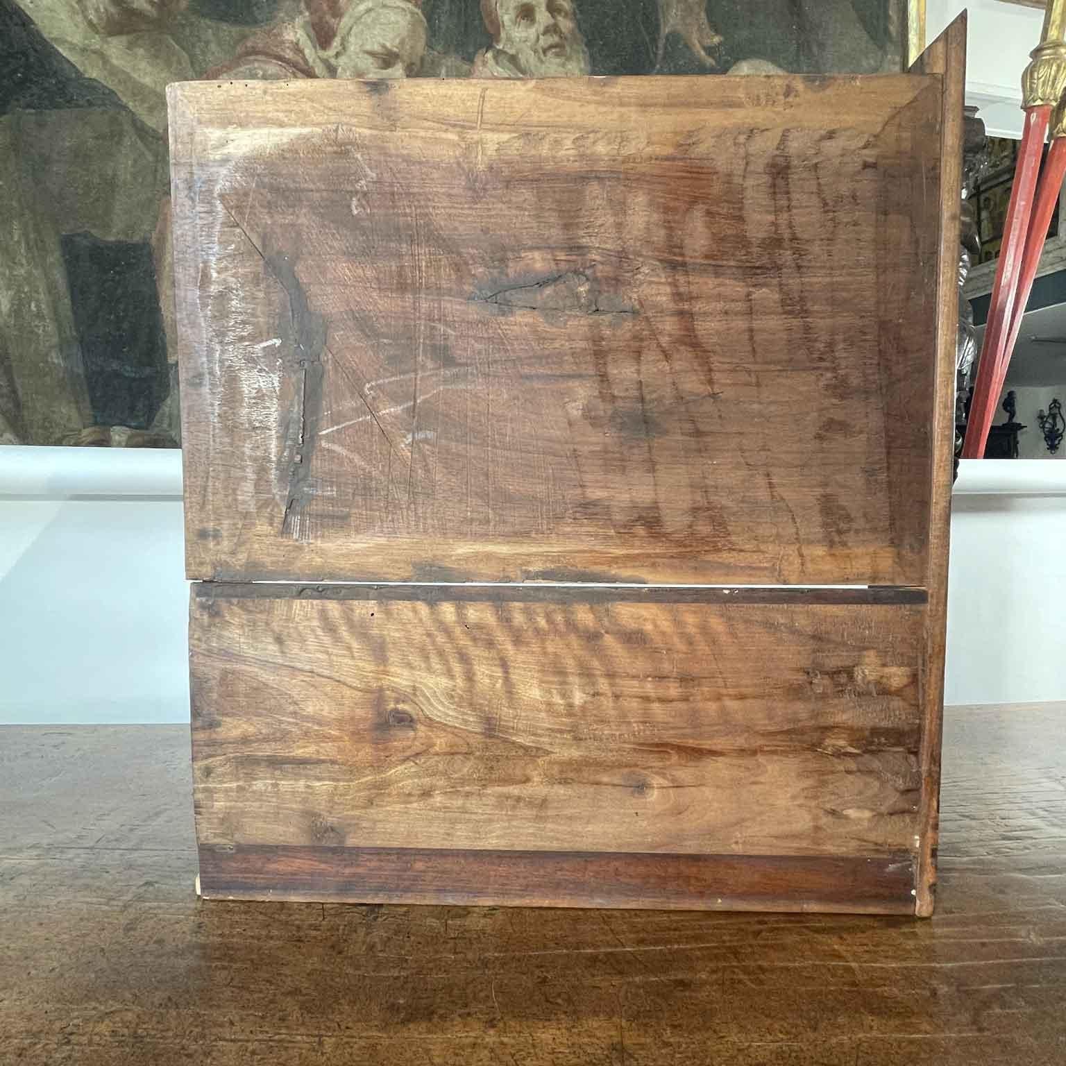 Table de bureau italienne en noyer avec tiroirs Renaissance Revival 19ème siècle en vente 7