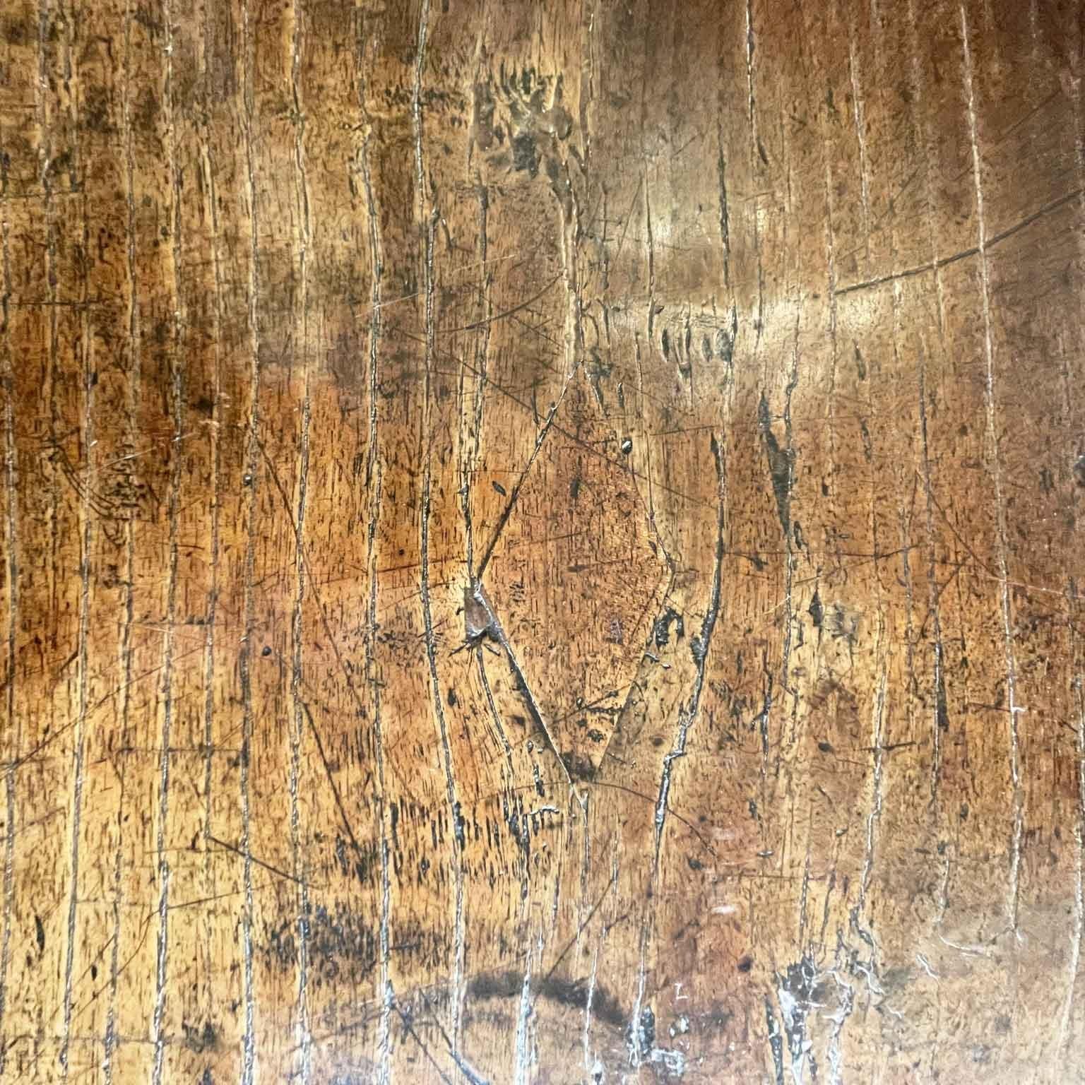 Table de bureau italienne en noyer avec tiroirs Renaissance Revival 19ème siècle en vente 8