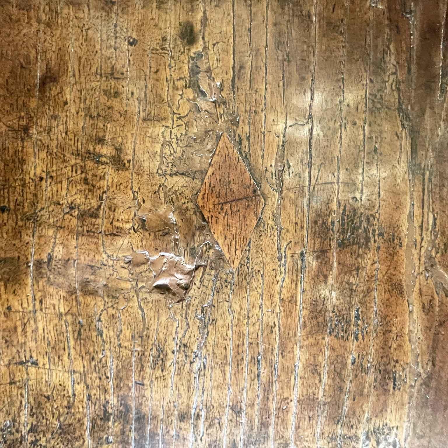 Table de bureau italienne en noyer avec tiroirs Renaissance Revival 19ème siècle en vente 9