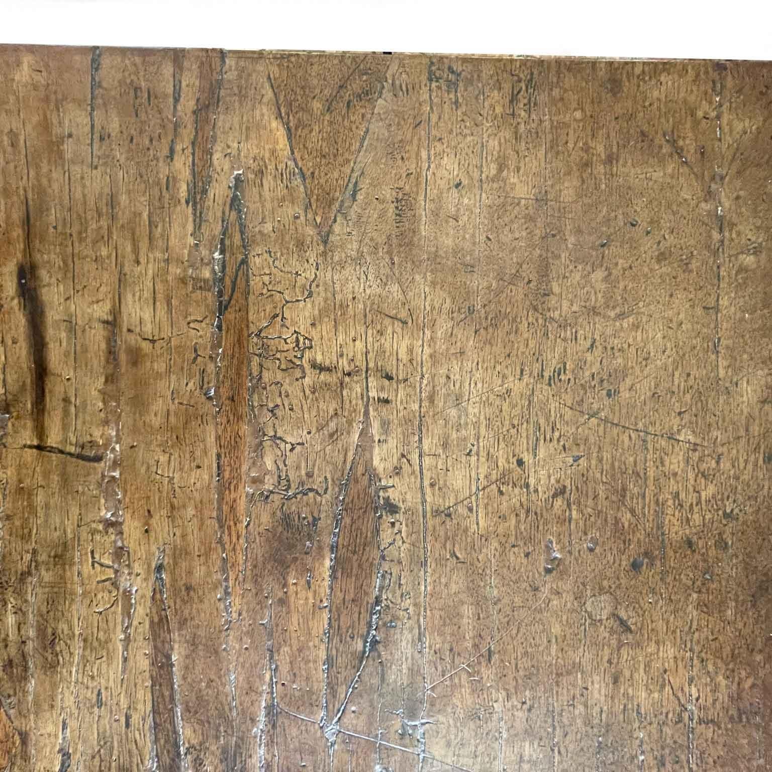 Table de bureau italienne en noyer avec tiroirs Renaissance Revival 19ème siècle en vente 10