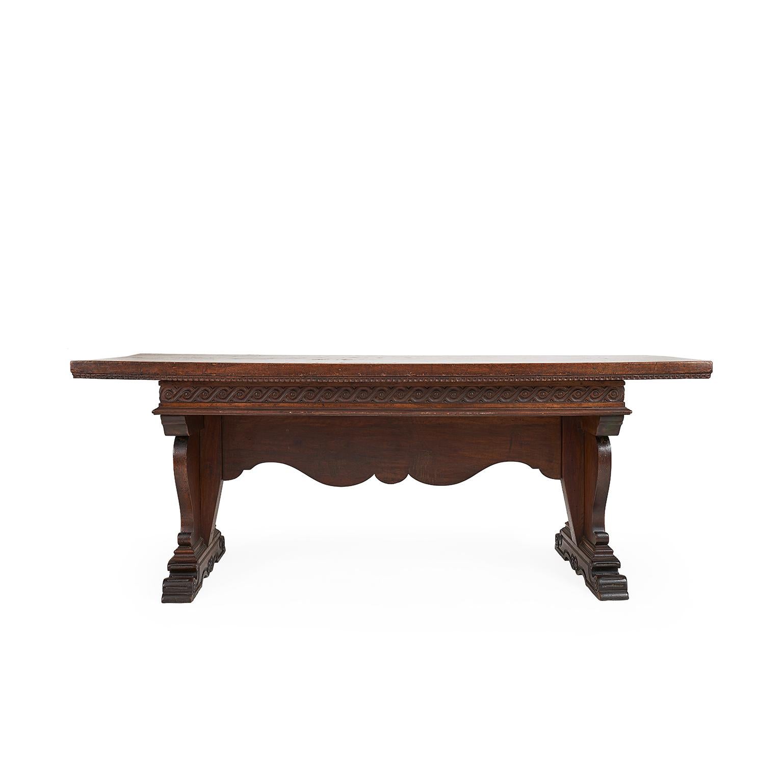 Splendide table centrale en noyer massif italien avec  deux tiroirs et un seul plateau. De style Renaissance, la table a été fabriquée à partir d'une planche d'époque en construisant ou en reconstruisant la structure sous-jacente en forme de T dans