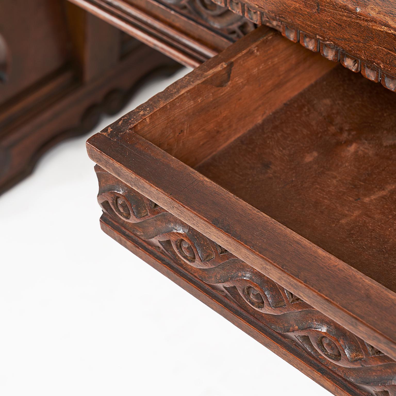 Italian Table de bureau italienne en noyer avec tiroirs Renaissance Revival 19ème siècle en vente