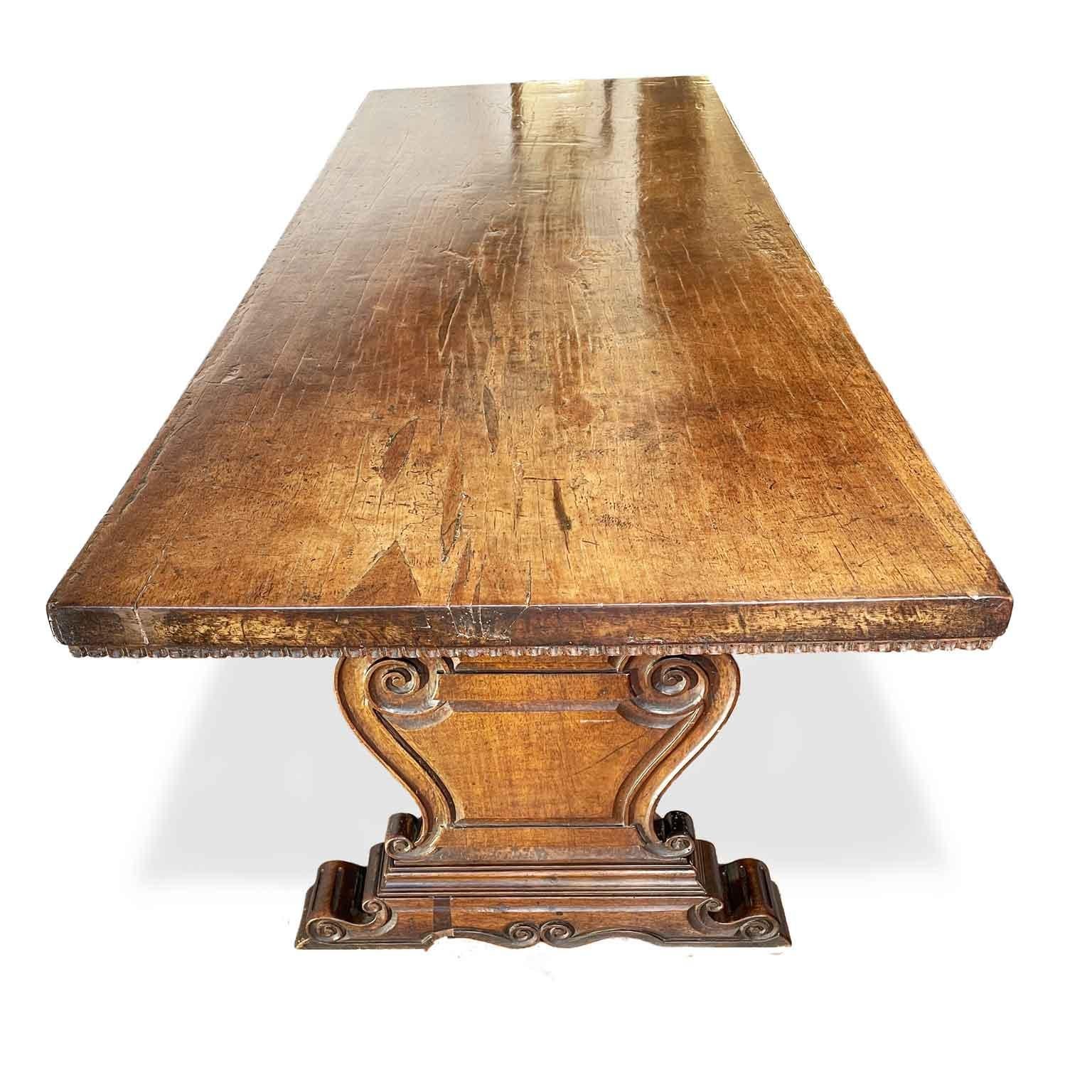 19th Century Table de bureau italienne en noyer avec tiroirs Renaissance Revival 19ème siècle en vente