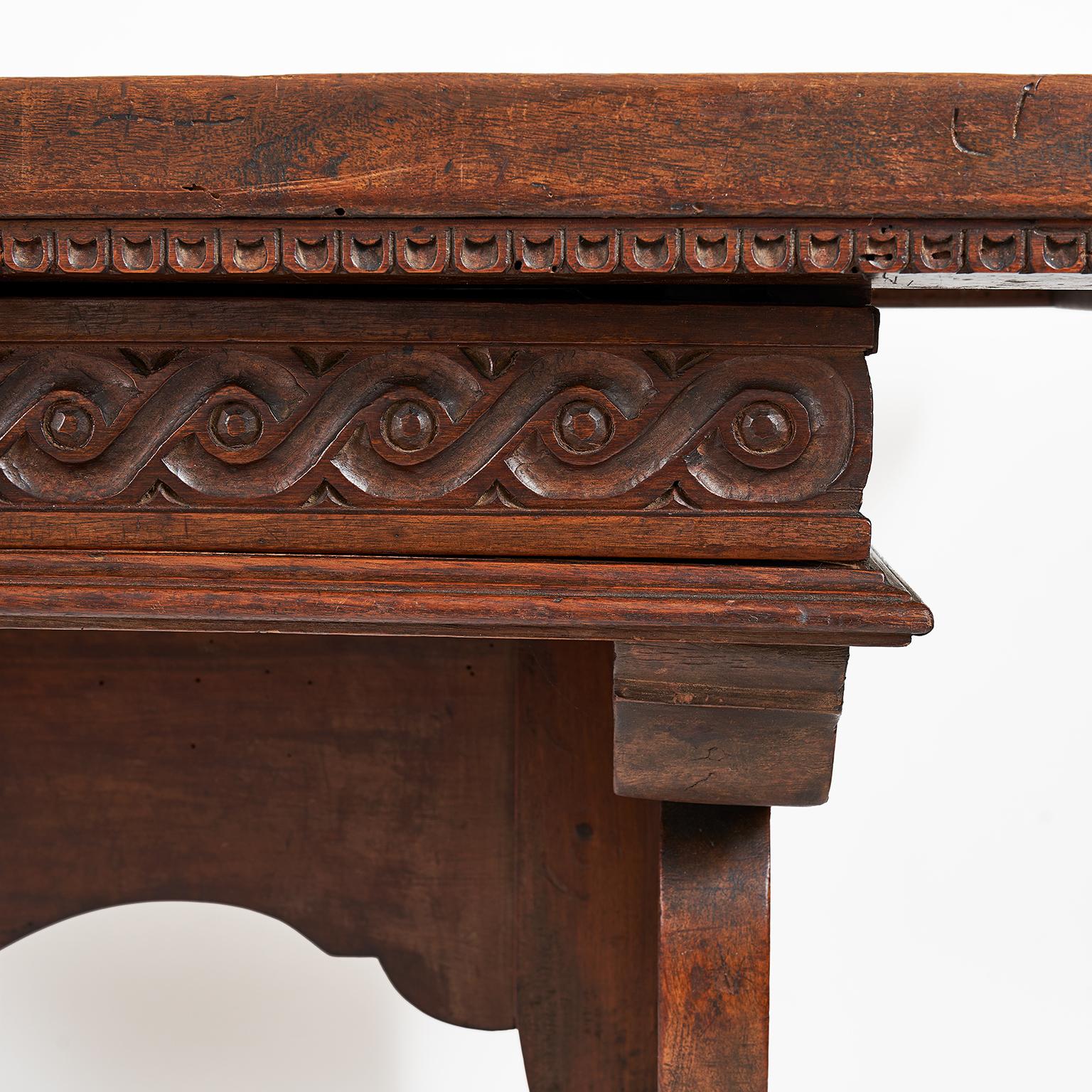 Sculpté Table de bureau italienne en noyer avec tiroirs Renaissance Revival 19ème siècle en vente