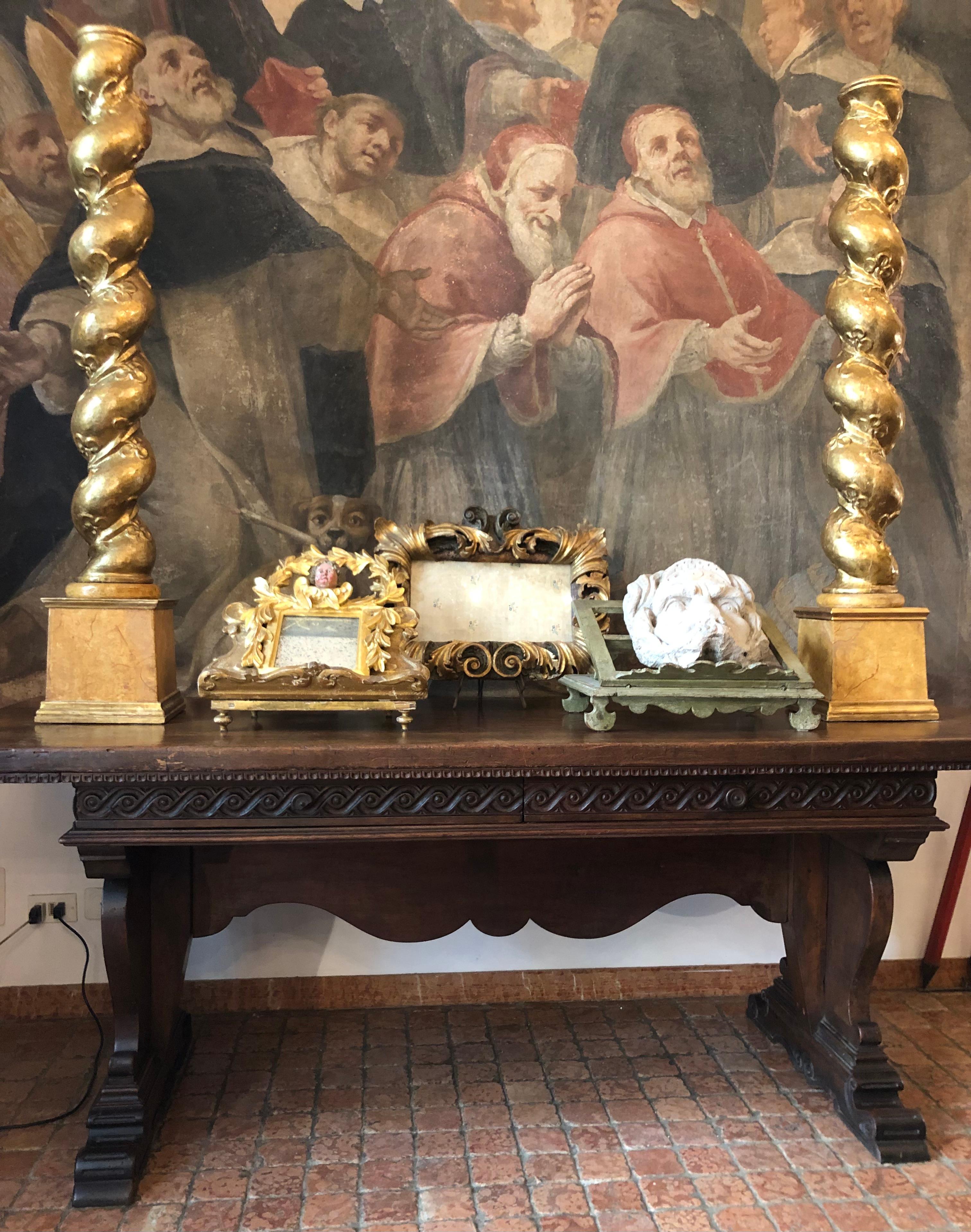 Table de bureau italienne en noyer avec tiroirs Renaissance Revival 19ème siècle Bon état - En vente à Milano, MI