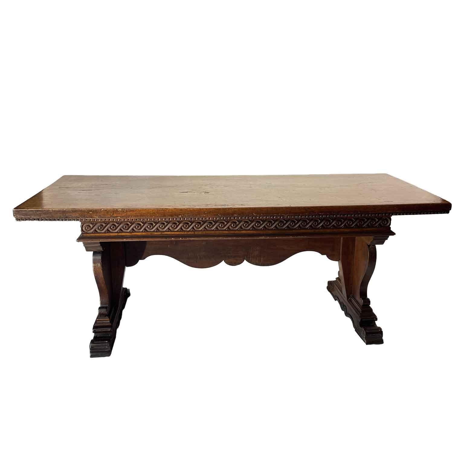 Table de bureau italienne en noyer avec tiroirs Renaissance Revival 19ème siècle en vente 1