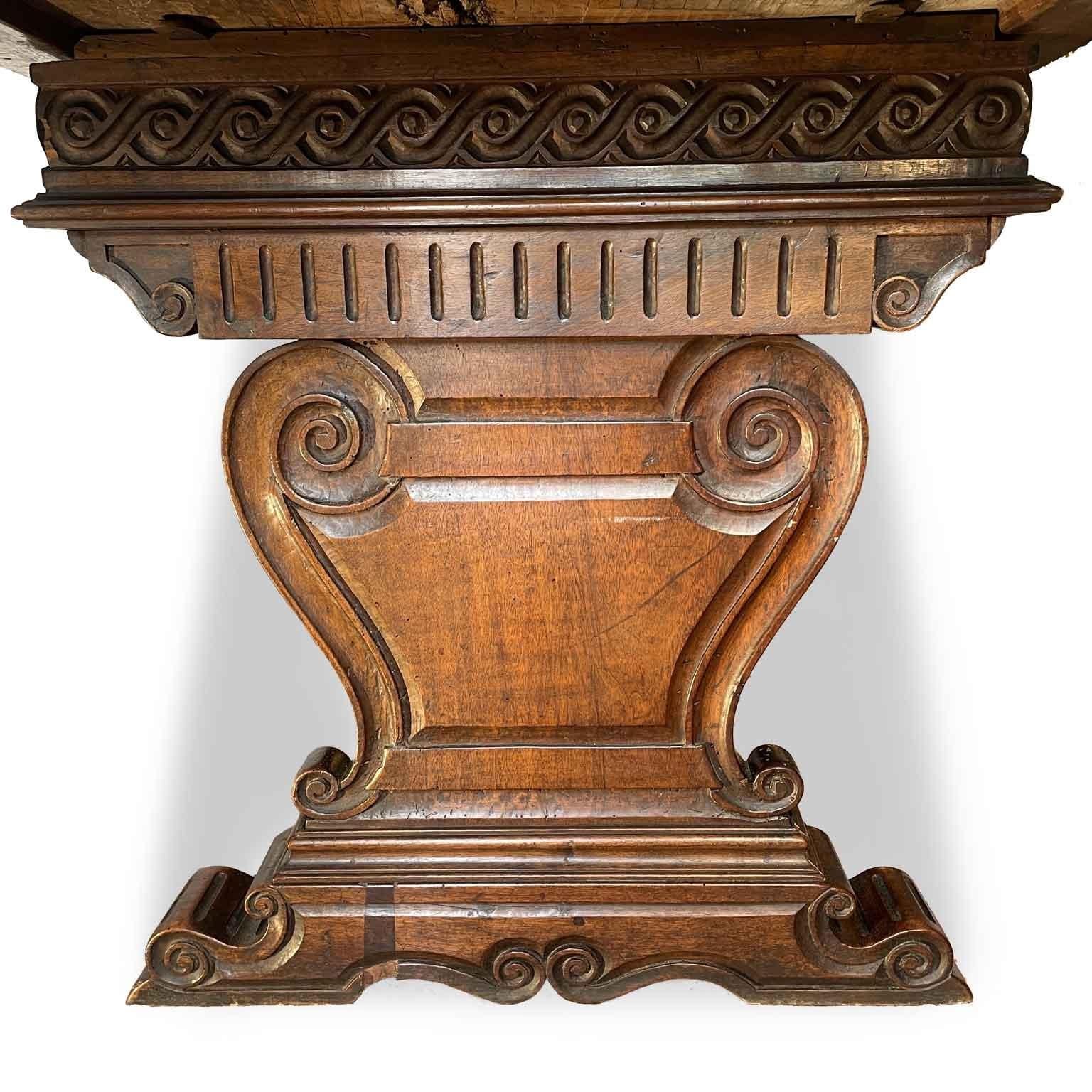Table de bureau italienne en noyer avec tiroirs Renaissance Revival 19ème siècle en vente 2
