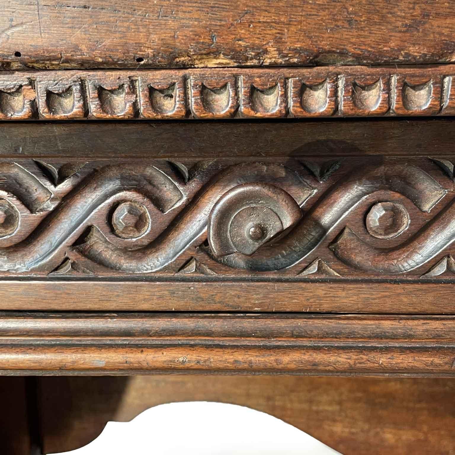 Table de bureau italienne en noyer avec tiroirs Renaissance Revival 19ème siècle en vente 3