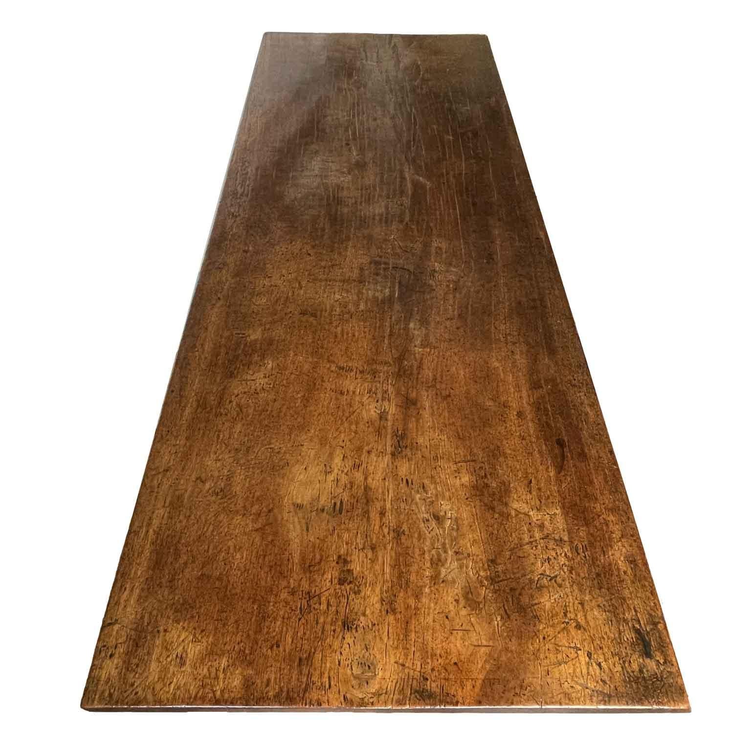 Table de bureau italienne en noyer avec tiroirs Renaissance Revival 19ème siècle en vente 4