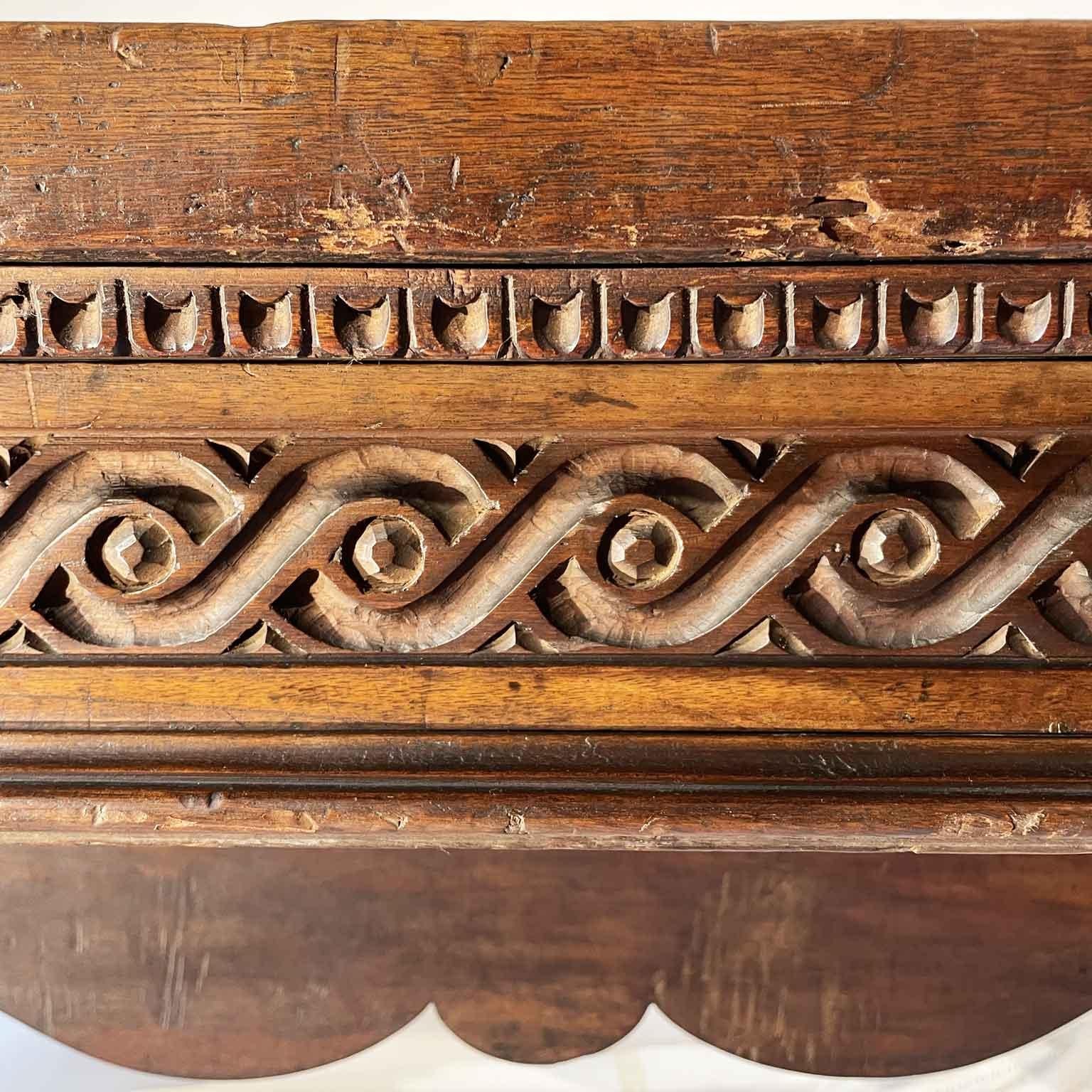 Table de bureau italienne en noyer avec tiroirs Renaissance Revival 19ème siècle en vente 5