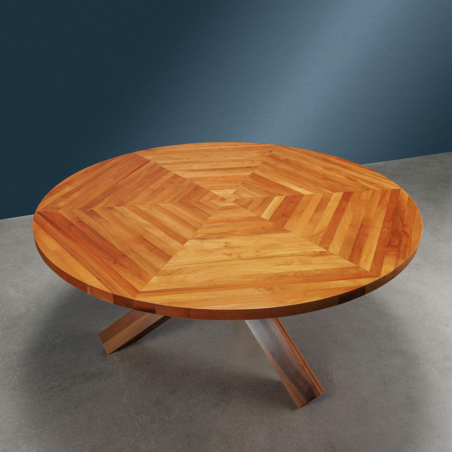 Tavolo tondo in legno massello di noce disegnato da Mario Bellini e prodotto da Cassina anni '80.