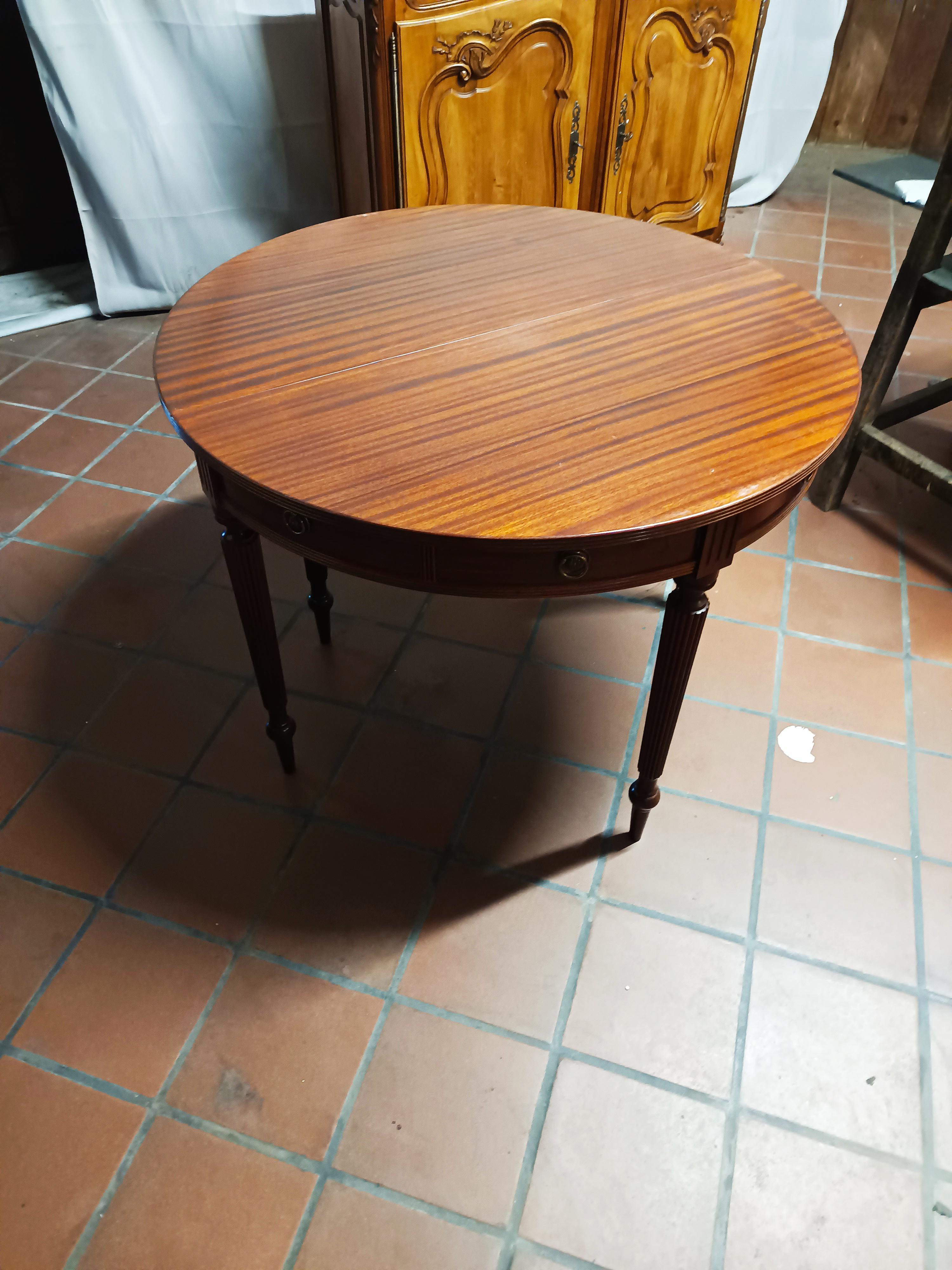1. **Forme et design** :
   - **Forme fermée** : en forme de croissant, avec le côté droit à placer contre un mur, ce qui économise de l'espace lorsqu'il n'est pas utilisé.
   - **Forme ouverte** : Lorsque la table est ouverte, les deux moitiés