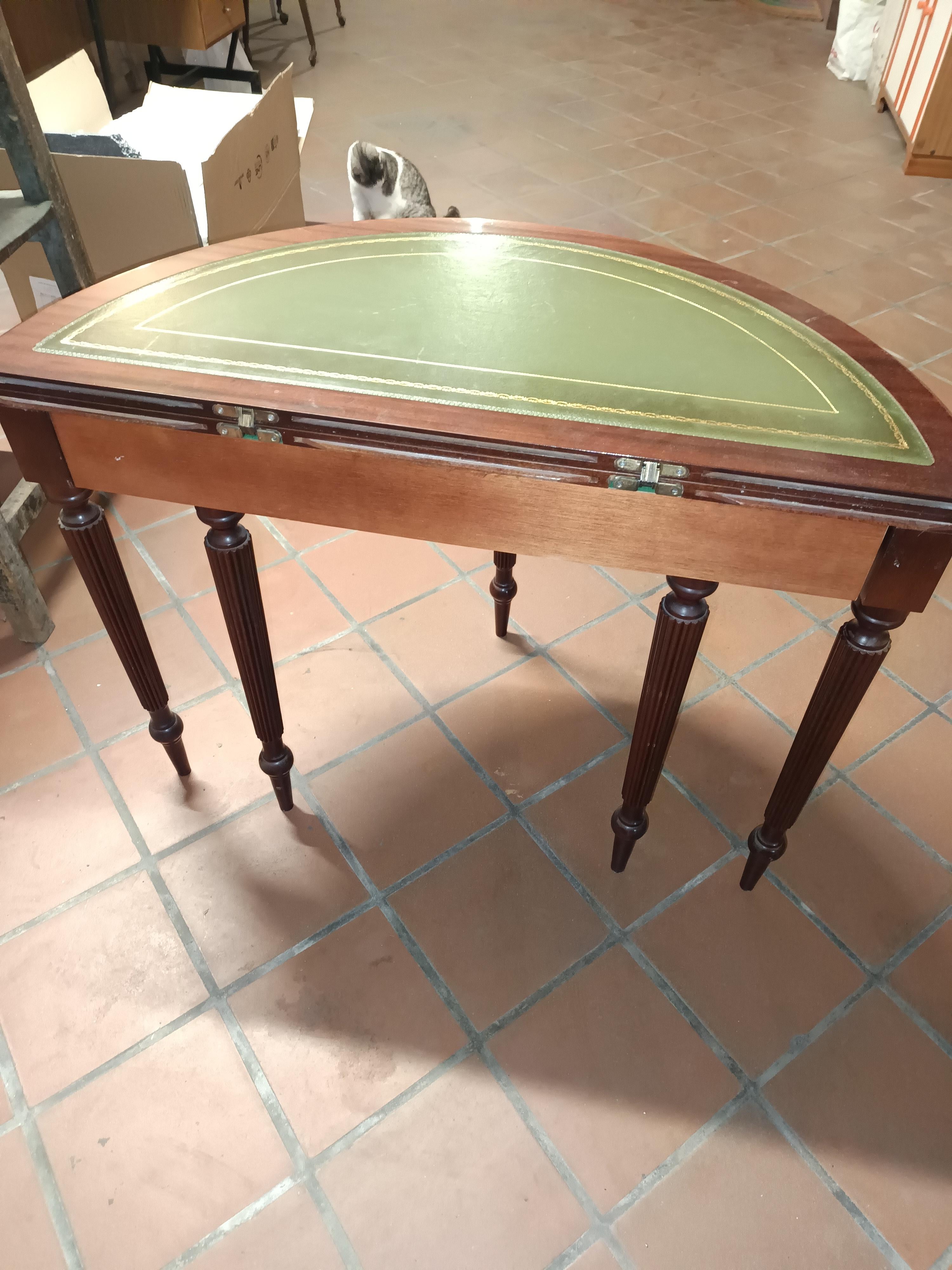 Fait main Table demi-lune Louis XIV avec cuir vert ouvrable en vente