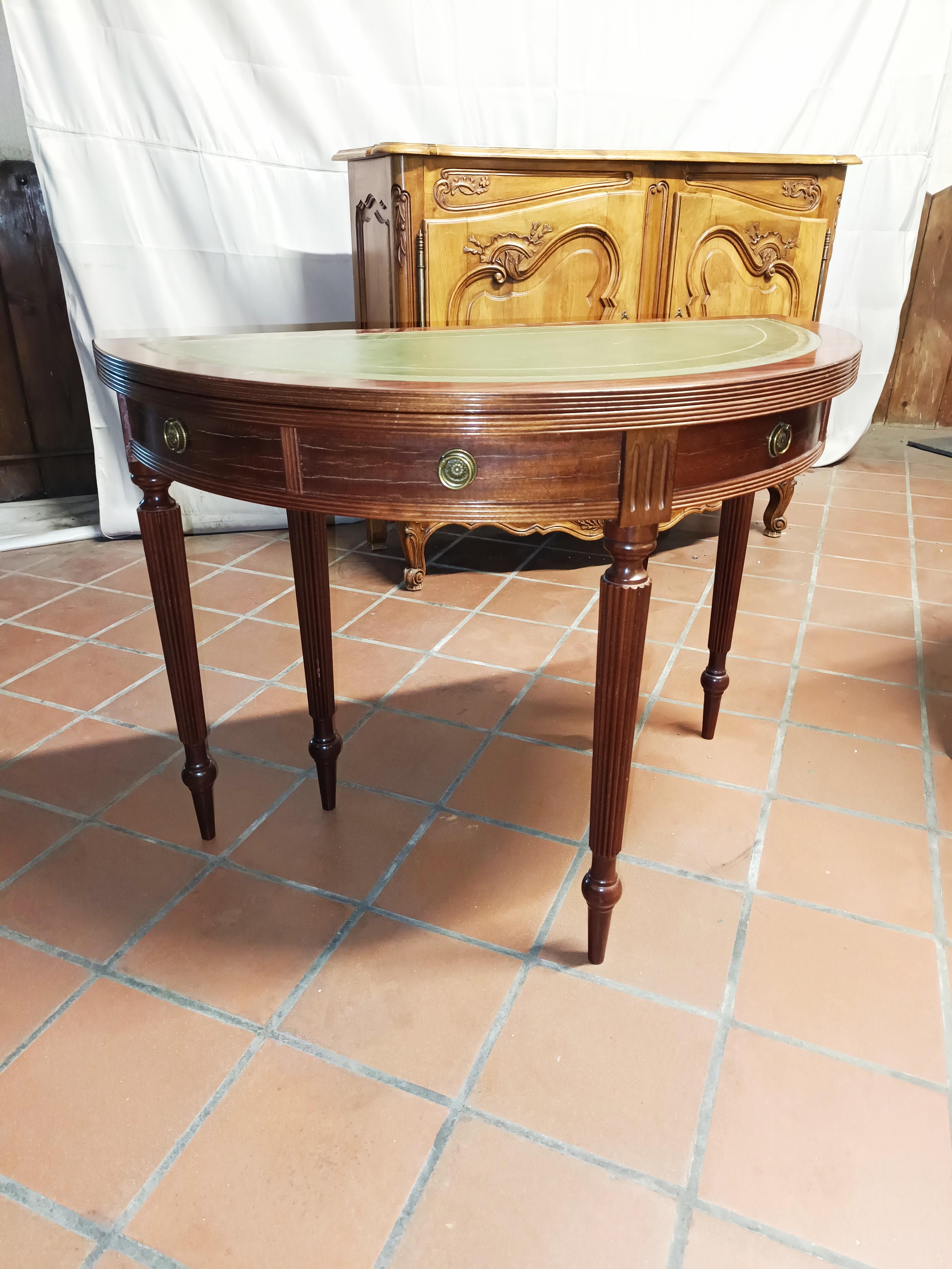 Mid-20th Century Table demi-lune Louis XIV avec cuir vert ouvrable en vente