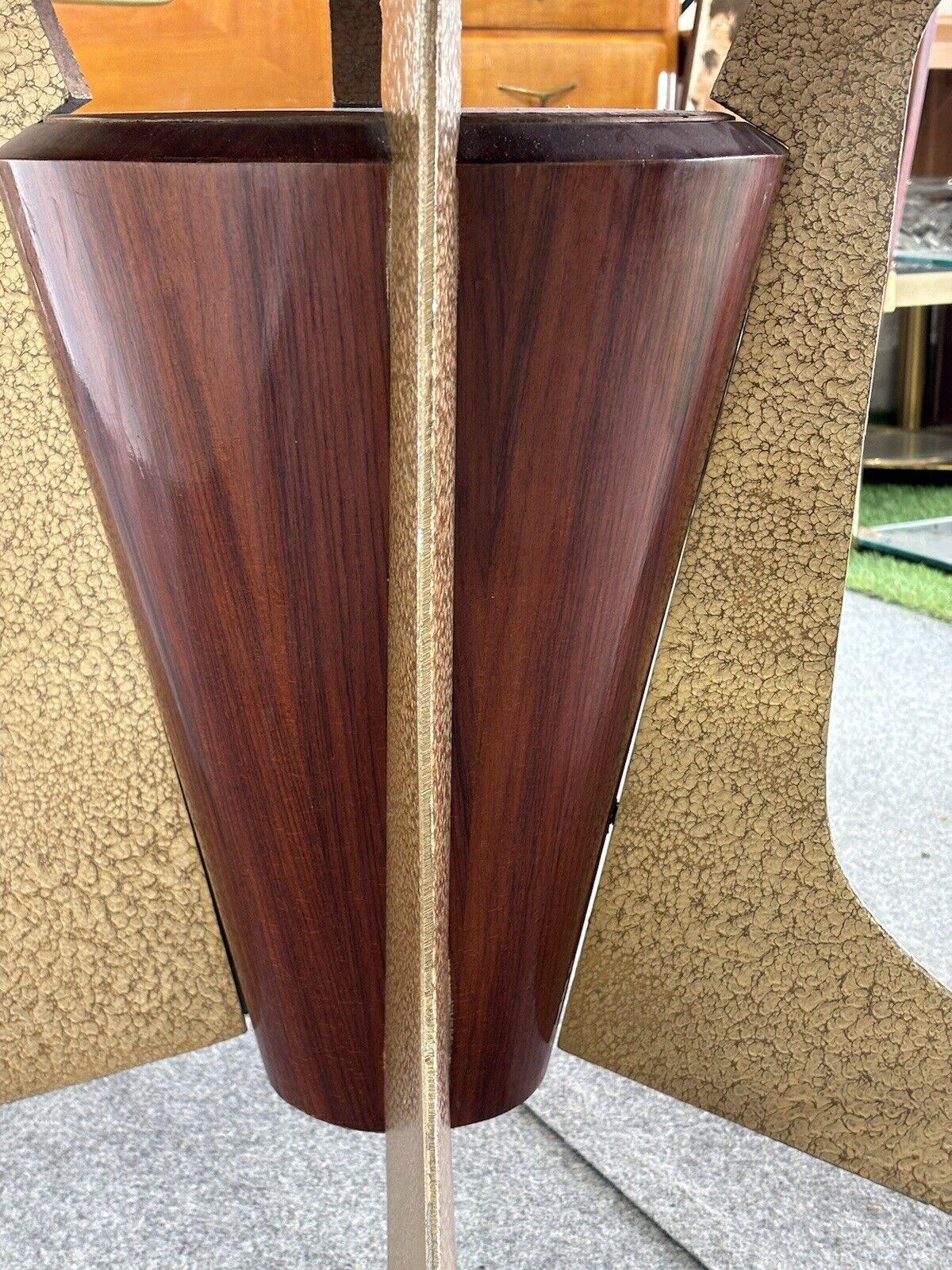 Table du milieu du siècle en bois de rose et métal émaillé Design en vente 4