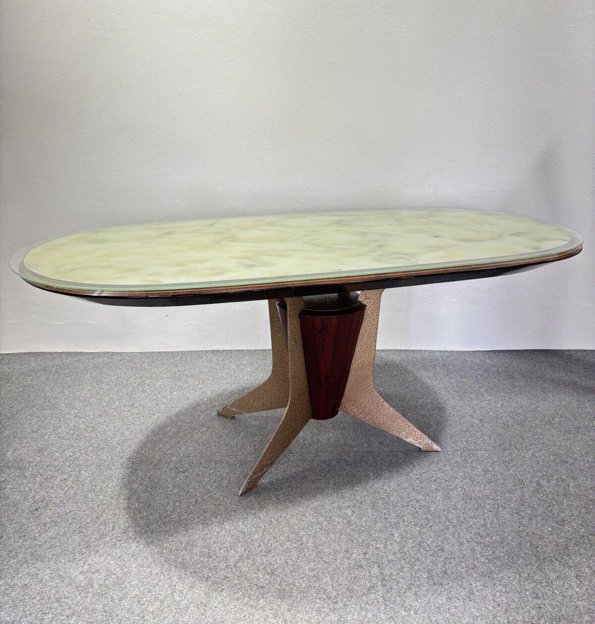Table avec base en bois plaqué palissandre et métal émaillé, plateau en bois avec verre rétro-traité effet marbre.

Hauteur 80 cm

Largeur 200 cm

Profondeur 100 cm
