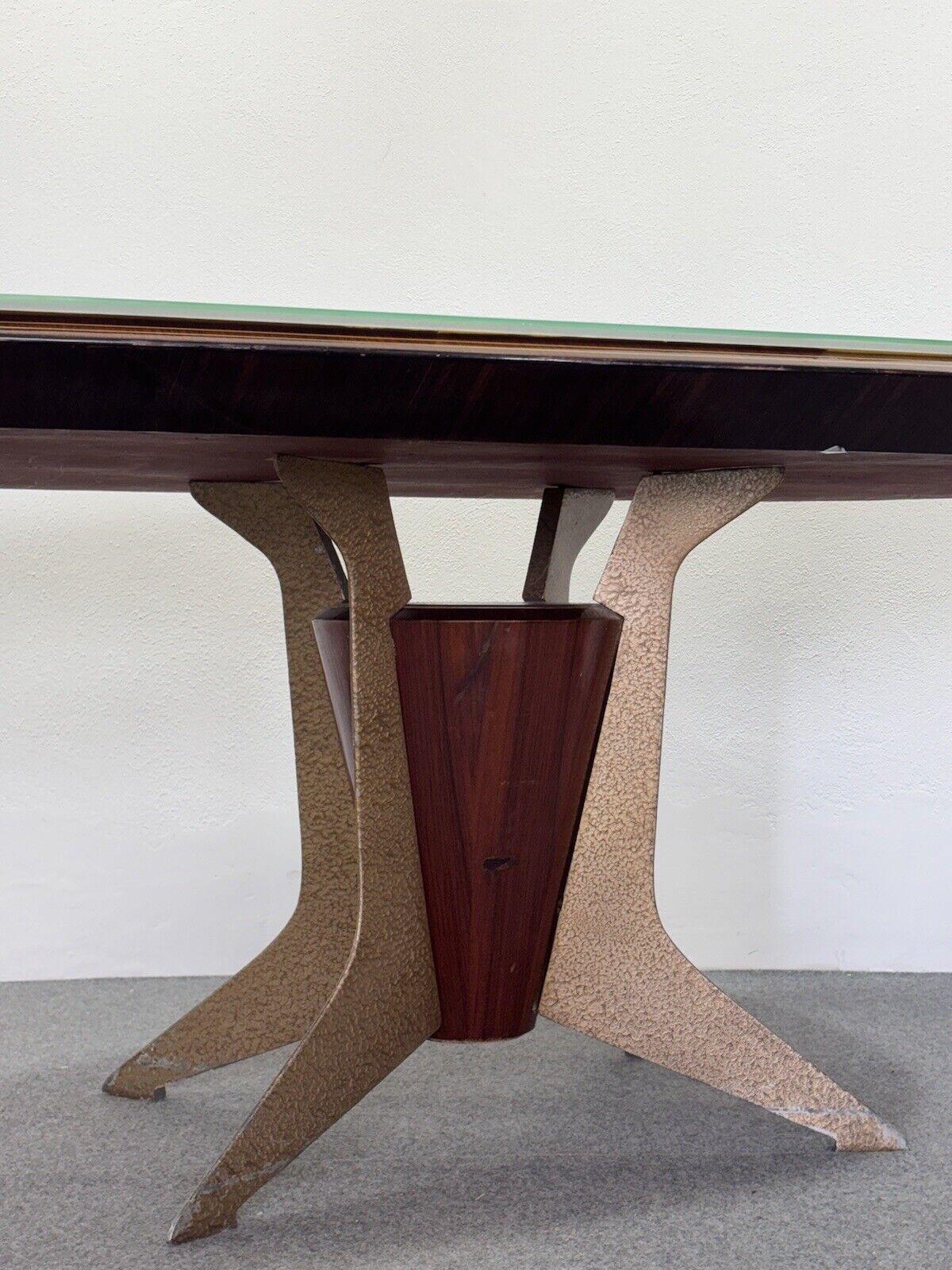 Table du milieu du siècle en bois de rose et métal émaillé Design en vente 2