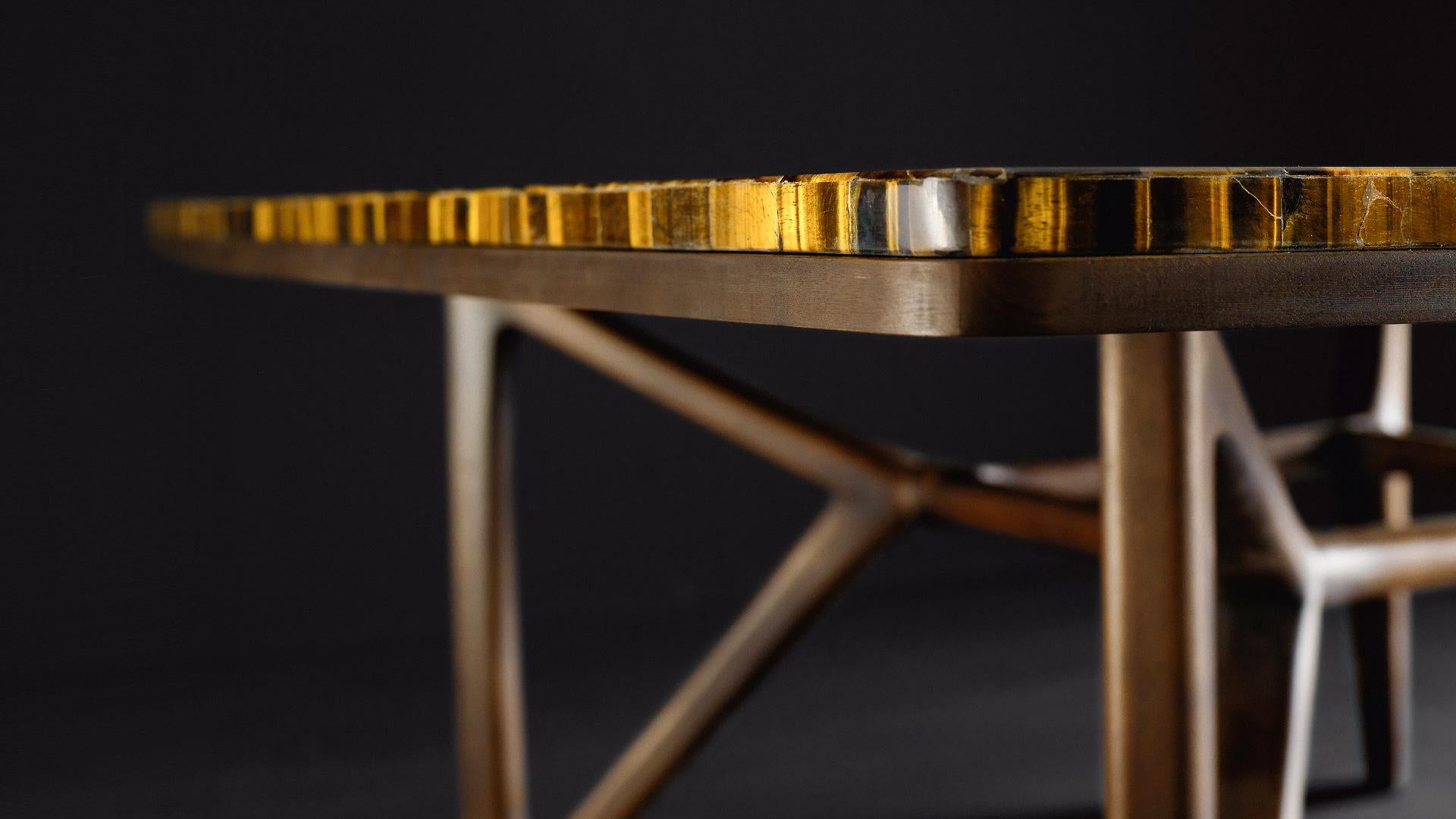 Italian Table de luxe en pierre semi-précieuse et bois - œil de tigre structure en bois en vente