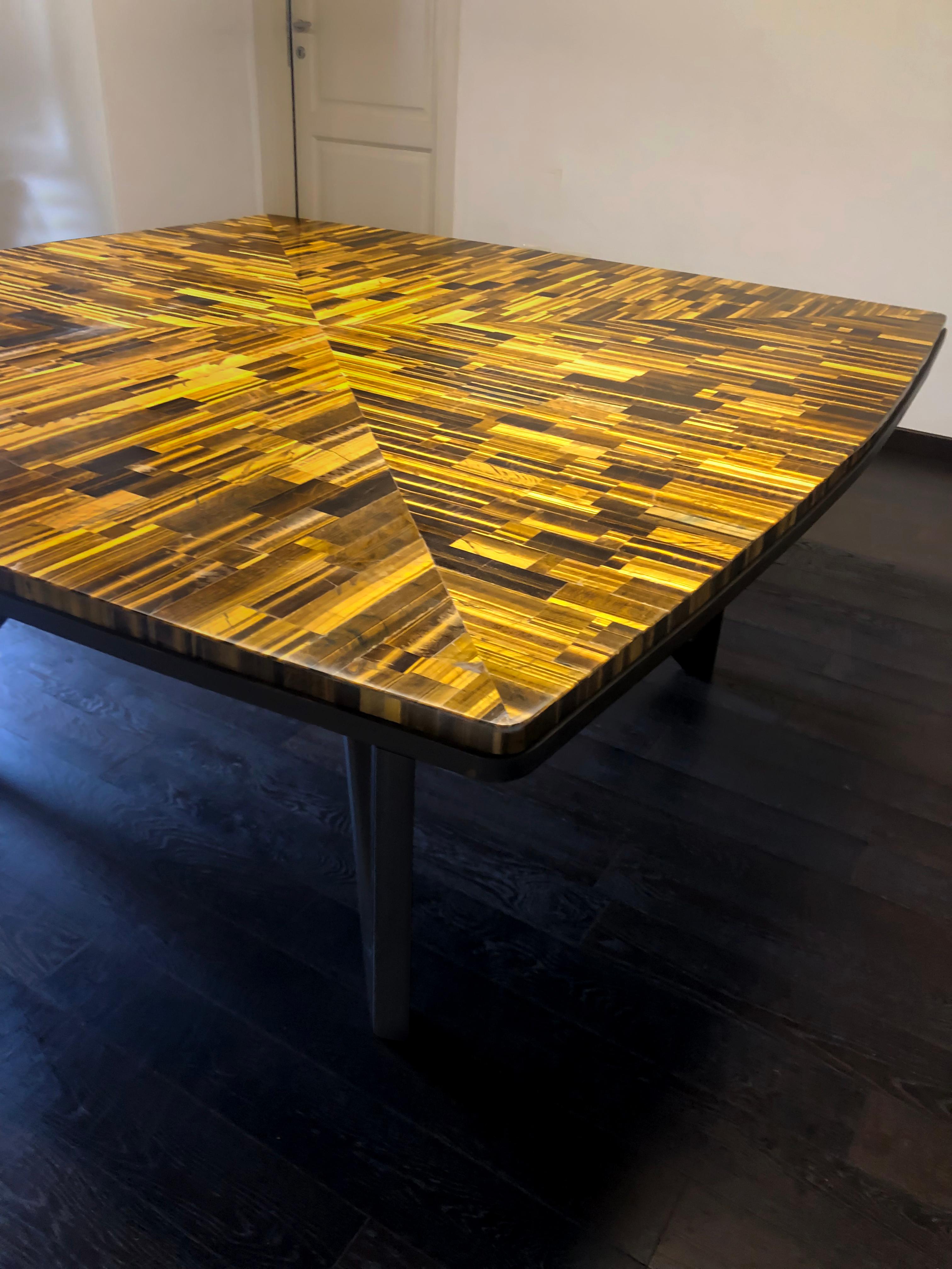 Table de luxe en pierre semi-précieuse et bois - œil de tigre structure en bois Excellent état - En vente à Montelupo Fiorentino, IT