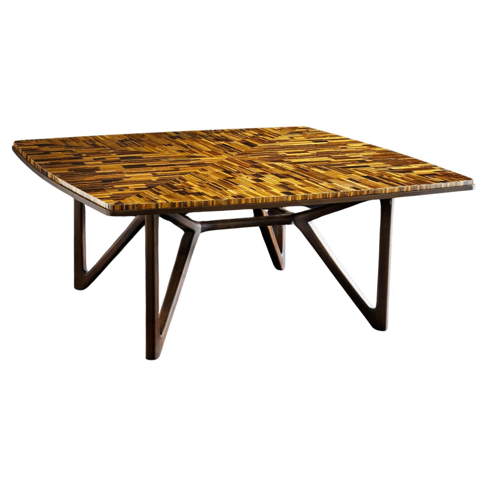 Table de luxe en pierre semi-précieuse et bois - œil de tigre structure en bois en vente