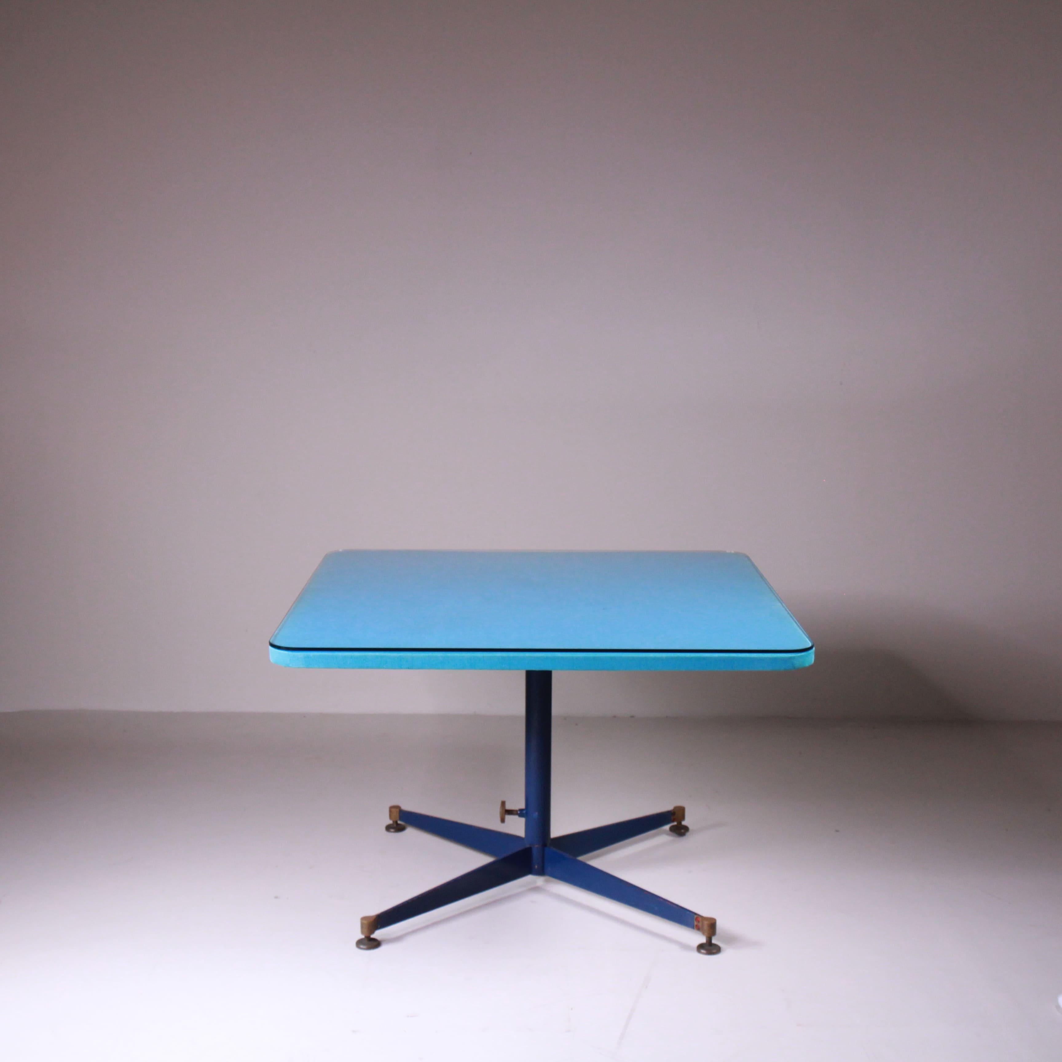 La table mod. T5, conçue par Ignazio Gardella pour Azucena, est un exemple parfait du mariage de l'esthétique et de la fonctionnalité dans le design des années 1950. Cette table se distingue par son plateau bleu clair, qui lui confère un aspect