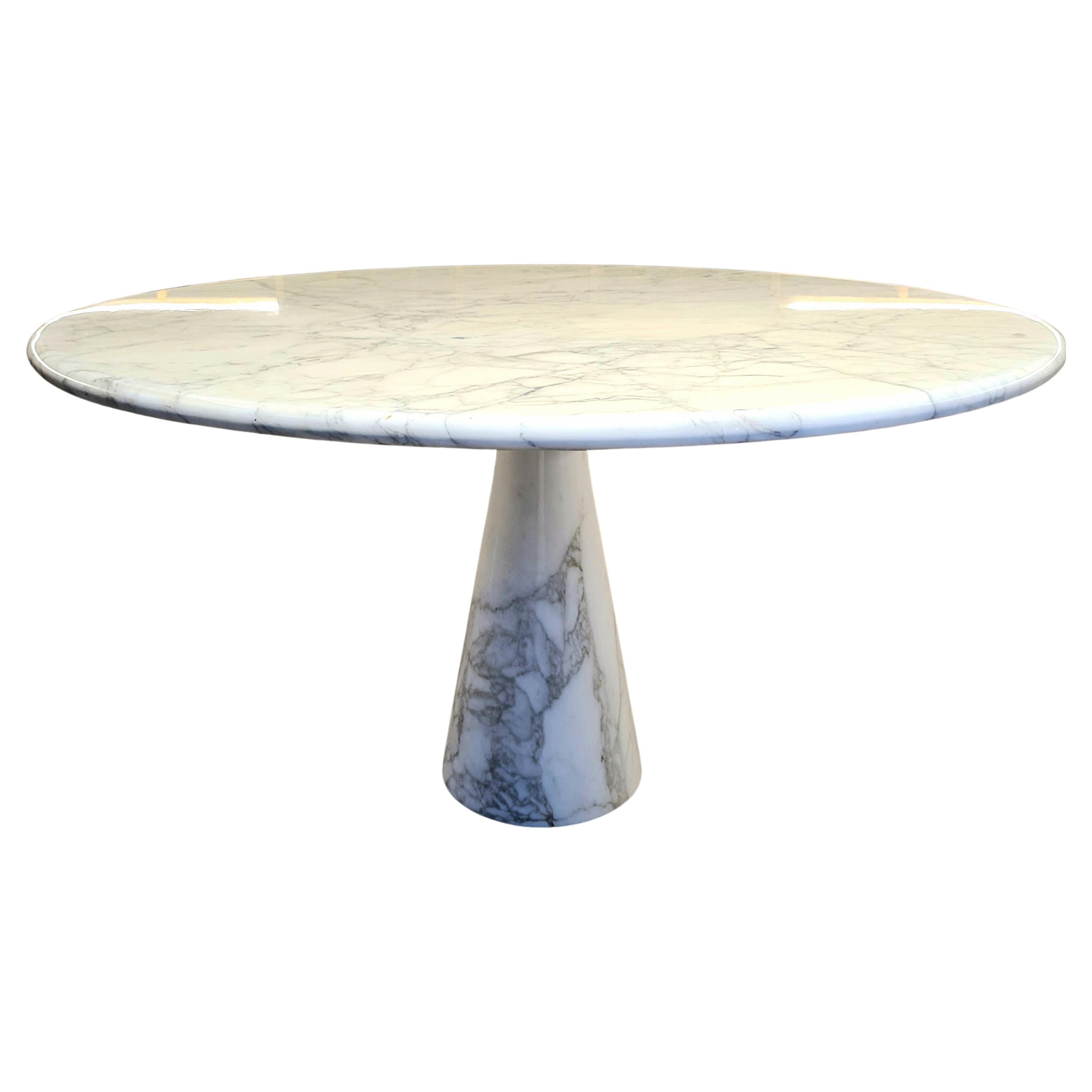 Il tavolo modello M in marmo Calacatta di Angelo Mangiarotti per Tisettanta, realizzato negli anni '60, è un autentico capolavoro del design che incarna l'eleganza e l'eccellenza dell'epoca.

Questo esemplare è un raro esemplare originale degli