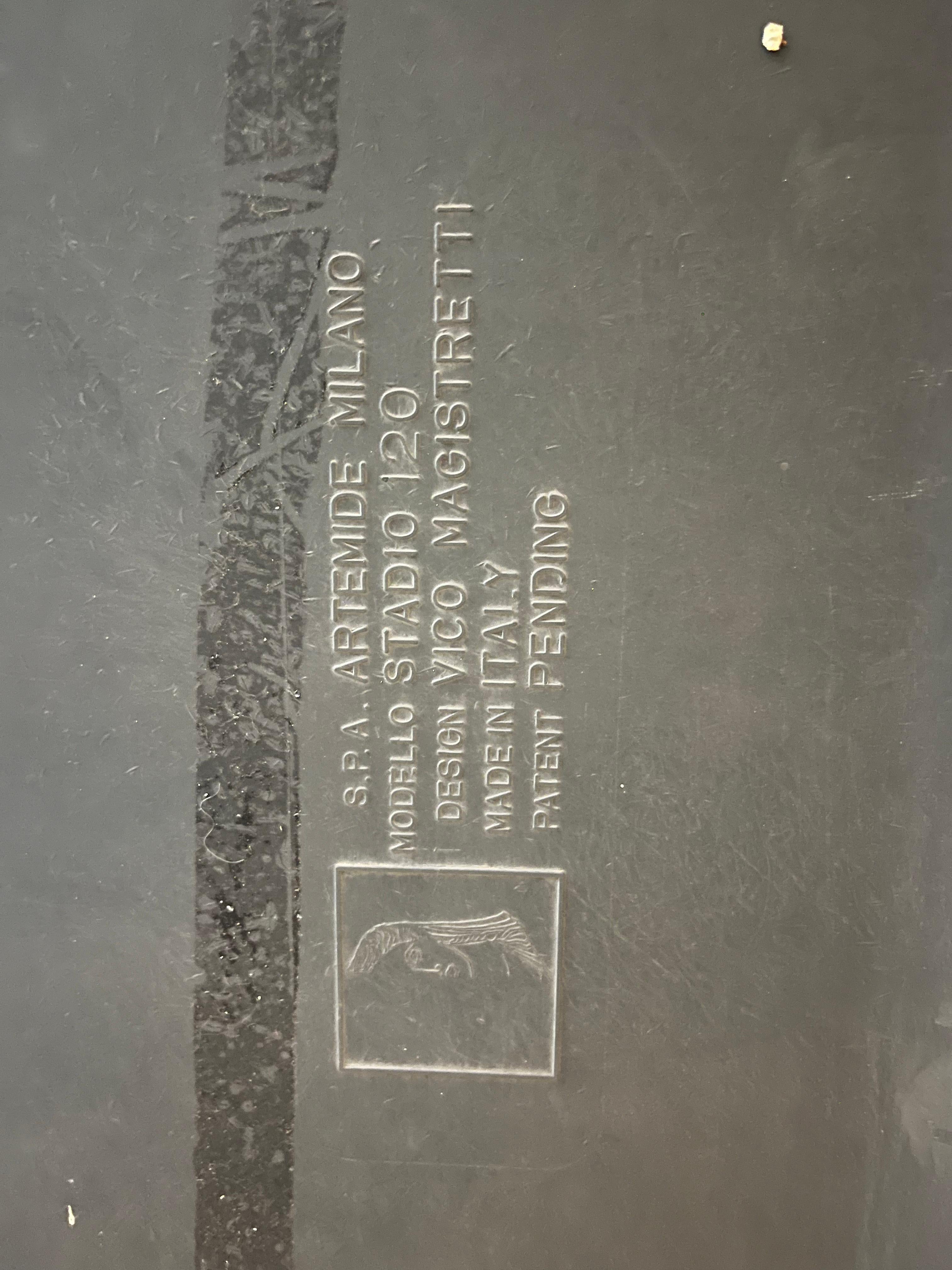 Tavolo in materiale plastico colore nero disegnato da Vico Magistretti negli anni 70 per Artemide. Il tavolo prende il nome di Stadio 120, come da marchio inciso sotto il piano.
Completano il set 4 sedie in materiale plastico sempre disegnate da