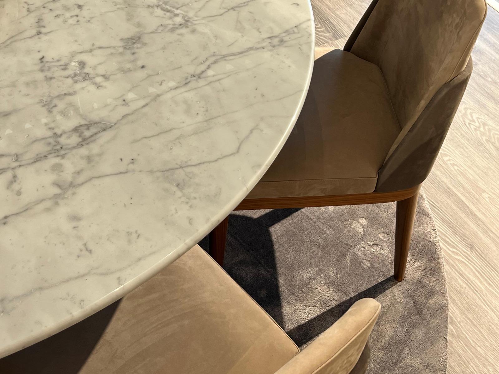 Italian Table Modo, avec plateau en marbre de Carrare poli, piètement en bois Ebano Gloss en vente