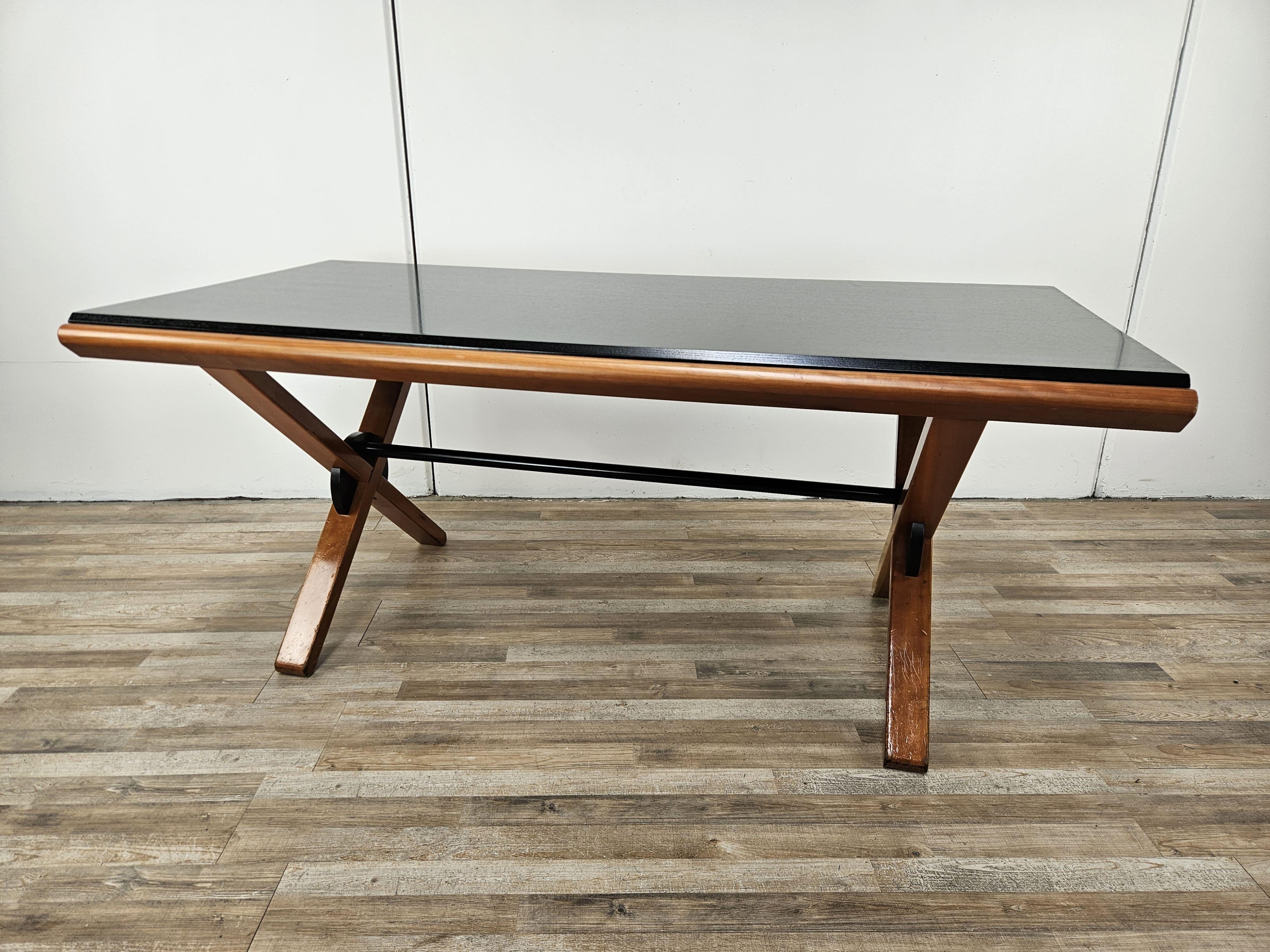 'Nirone' extendable dining table designed by Gianfranco Frattini for the 'I Bagatti' collection by Italian high-class manufacturer Fantoni.

This table comes in cherry wood and varnished oak, with the ability to be extended on either side with the