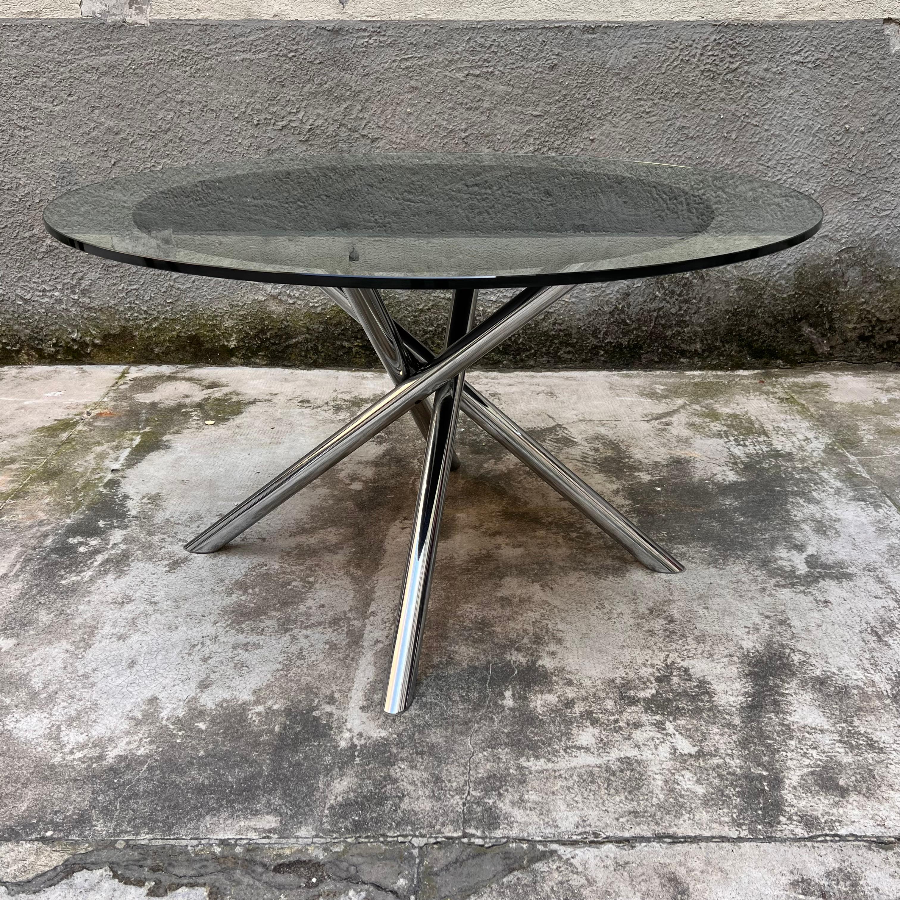 Extraordinary table model Nodo, designed by Carlo Bartoli in the 1970s and produced by the company T70. This piece of 20th-century Italian design in the Space Age style,  features futuristic lines and the combination of materials.
 The table
