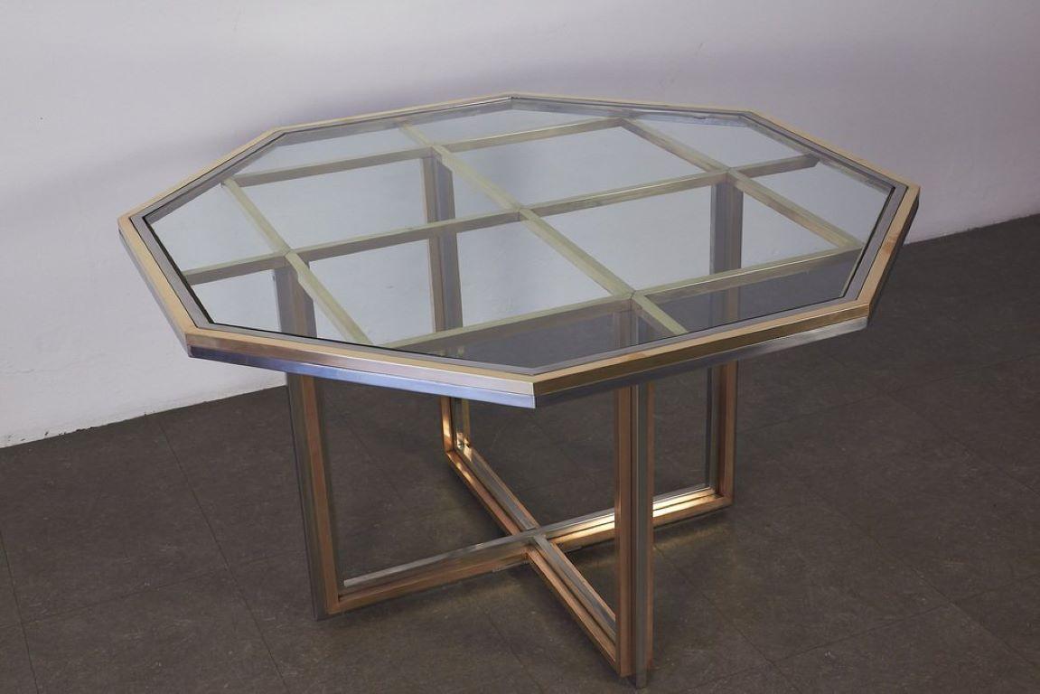 Table élégante et raffinée, réalisée en laiton et acier chromé avec un plateau en verre transparent, cette table aux formes modernes et élégantes réussit à donner à une salle à manger élégance et raffinement.
excellent état, presque neuf.