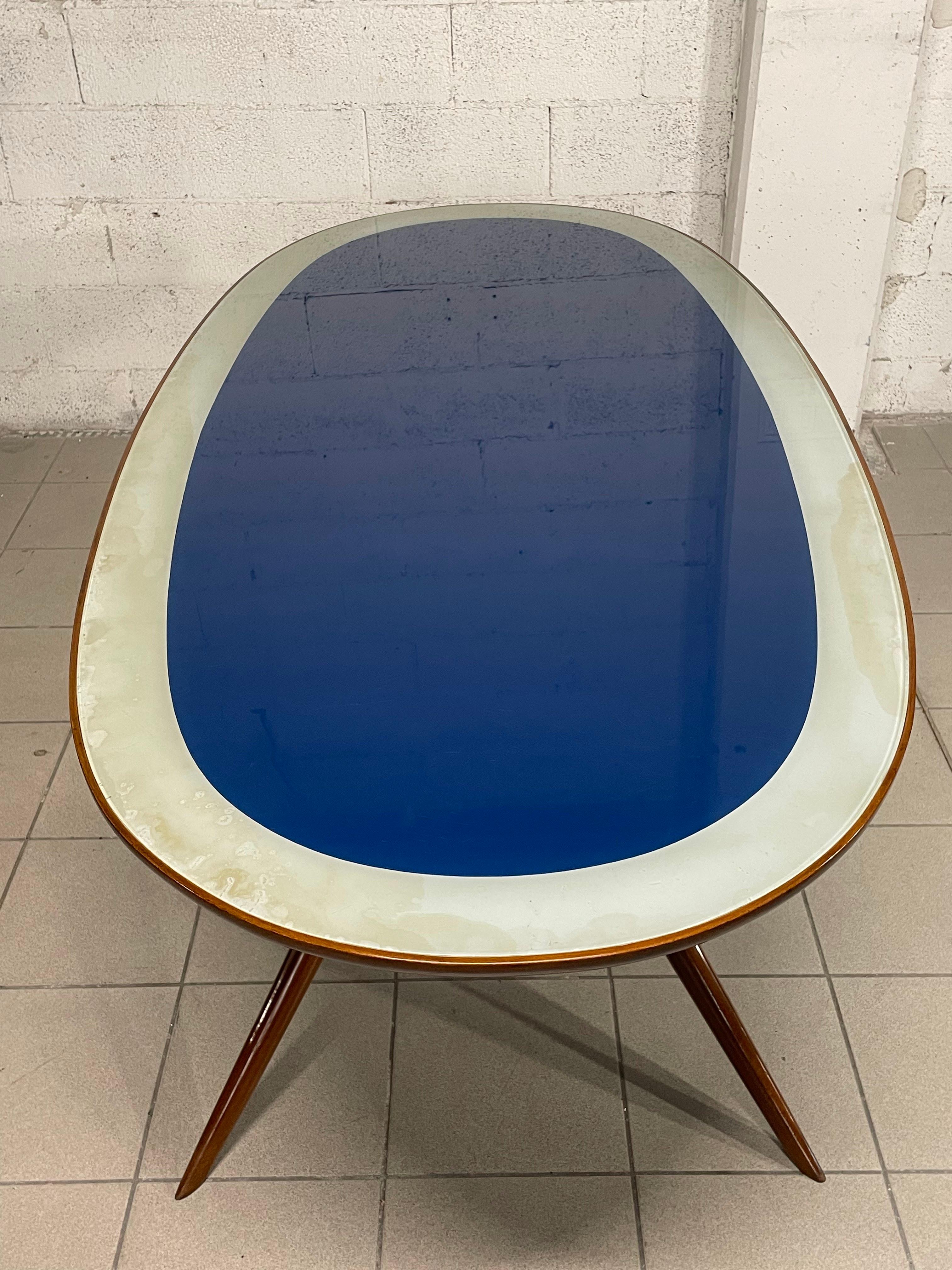 Table ovale des années 1950 en bois de hêtre et plateau en verre en vente 3