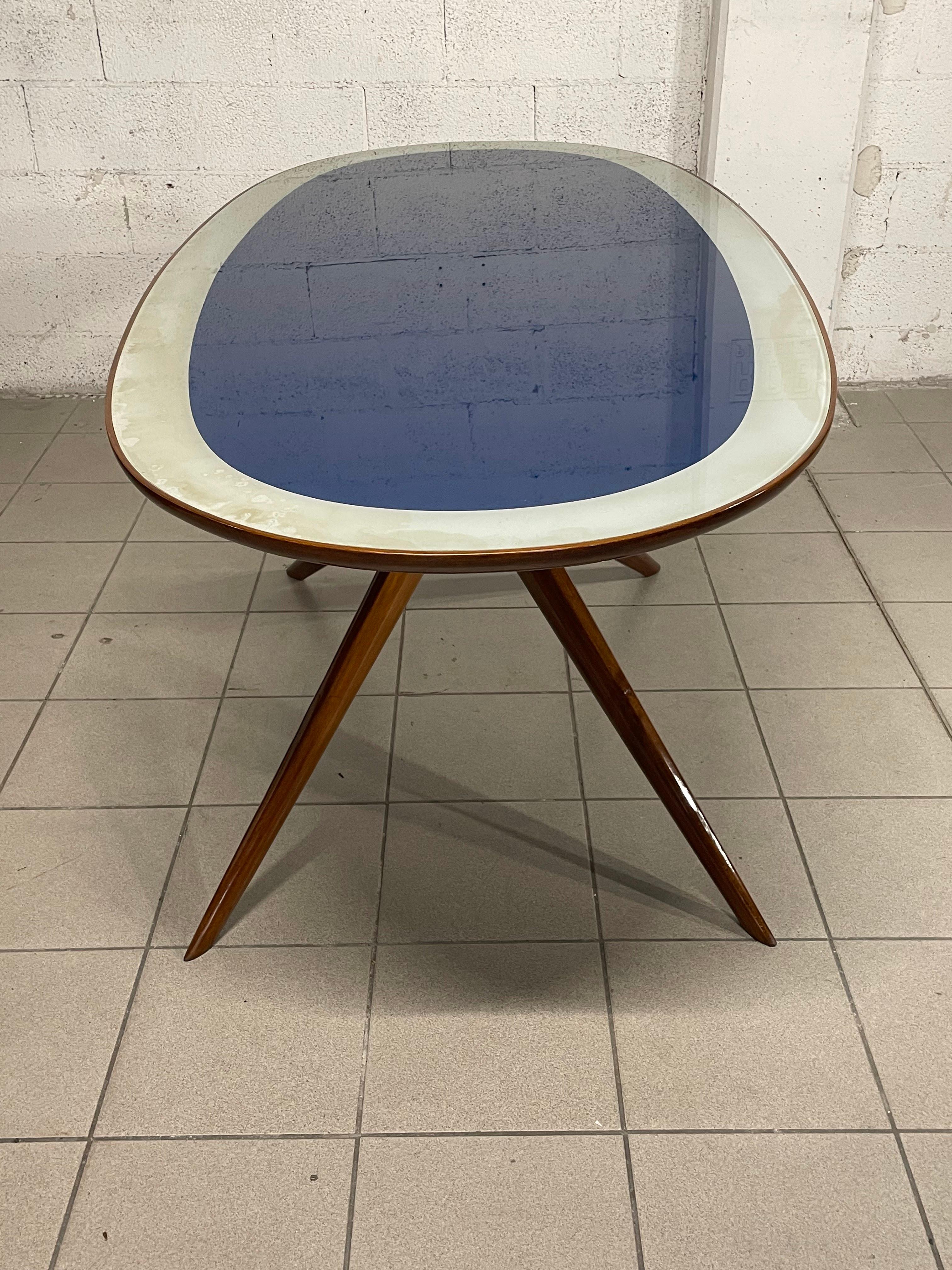 Table ovale des années 1950 en bois de hêtre et plateau en verre en vente 4