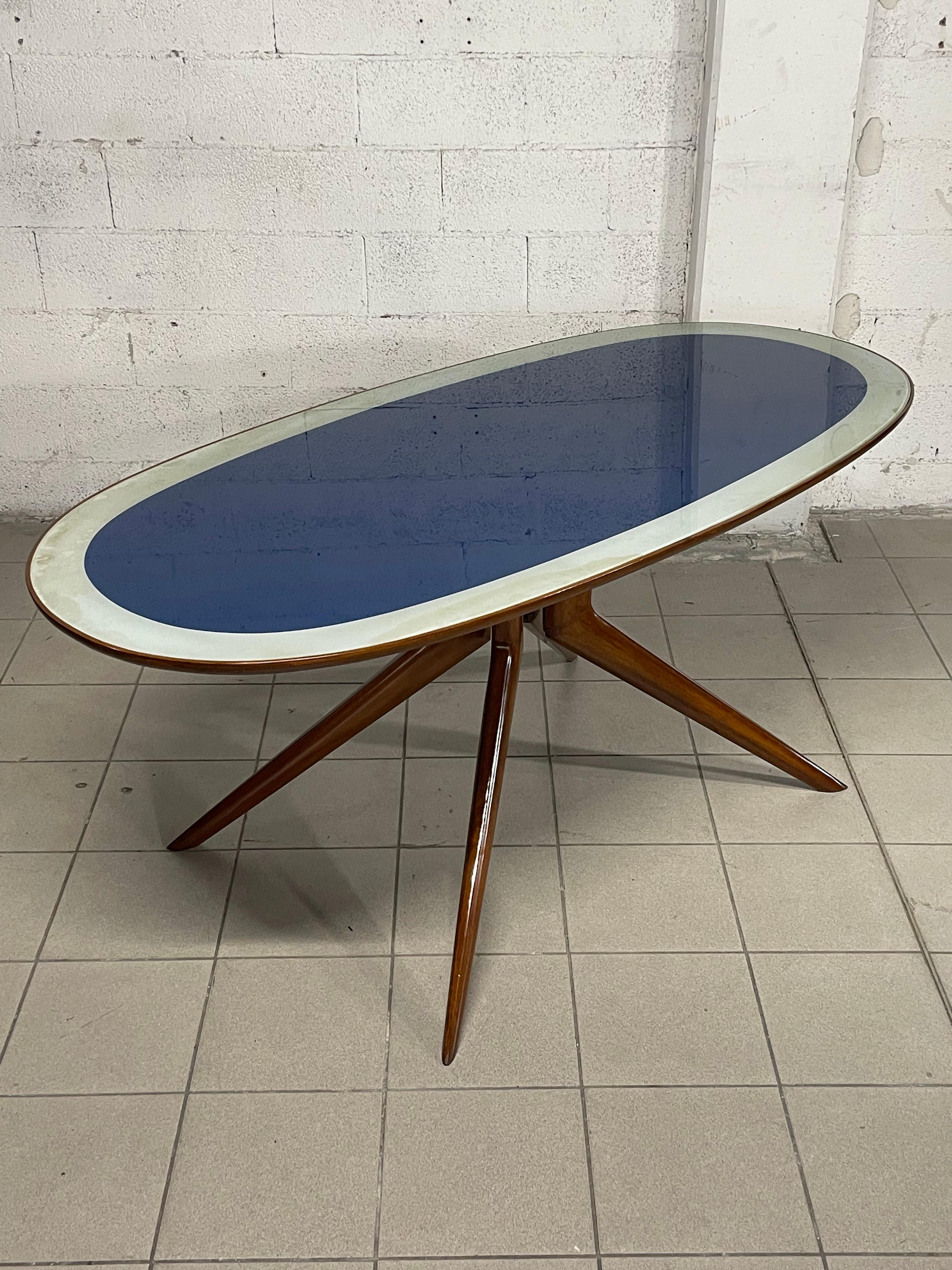 Table ovale des années 1950 en bois de hêtre et plateau en verre en vente 1