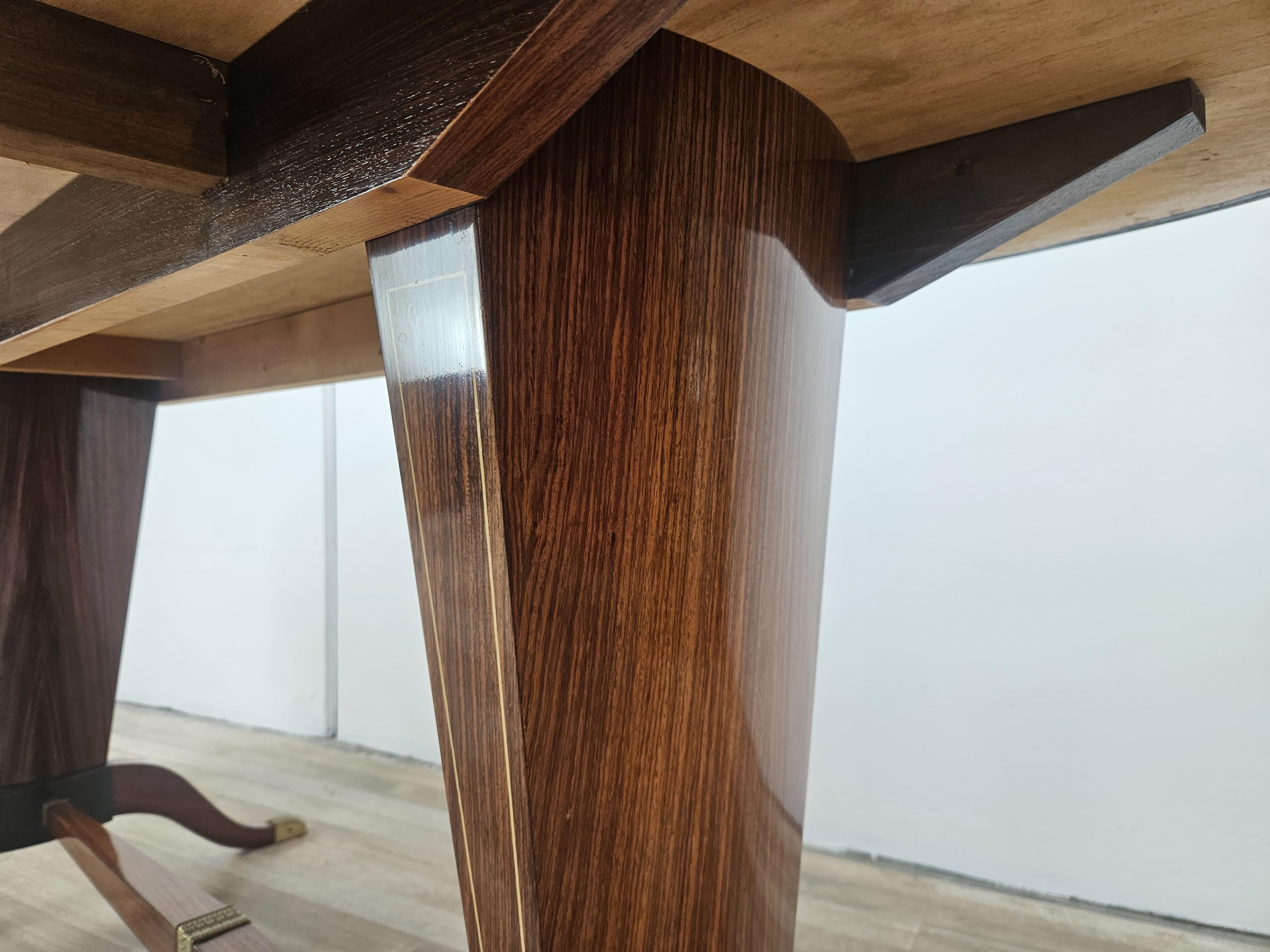 Tavolo ovale anni '50 in mogano e ottone con piano in vetro en vente 7